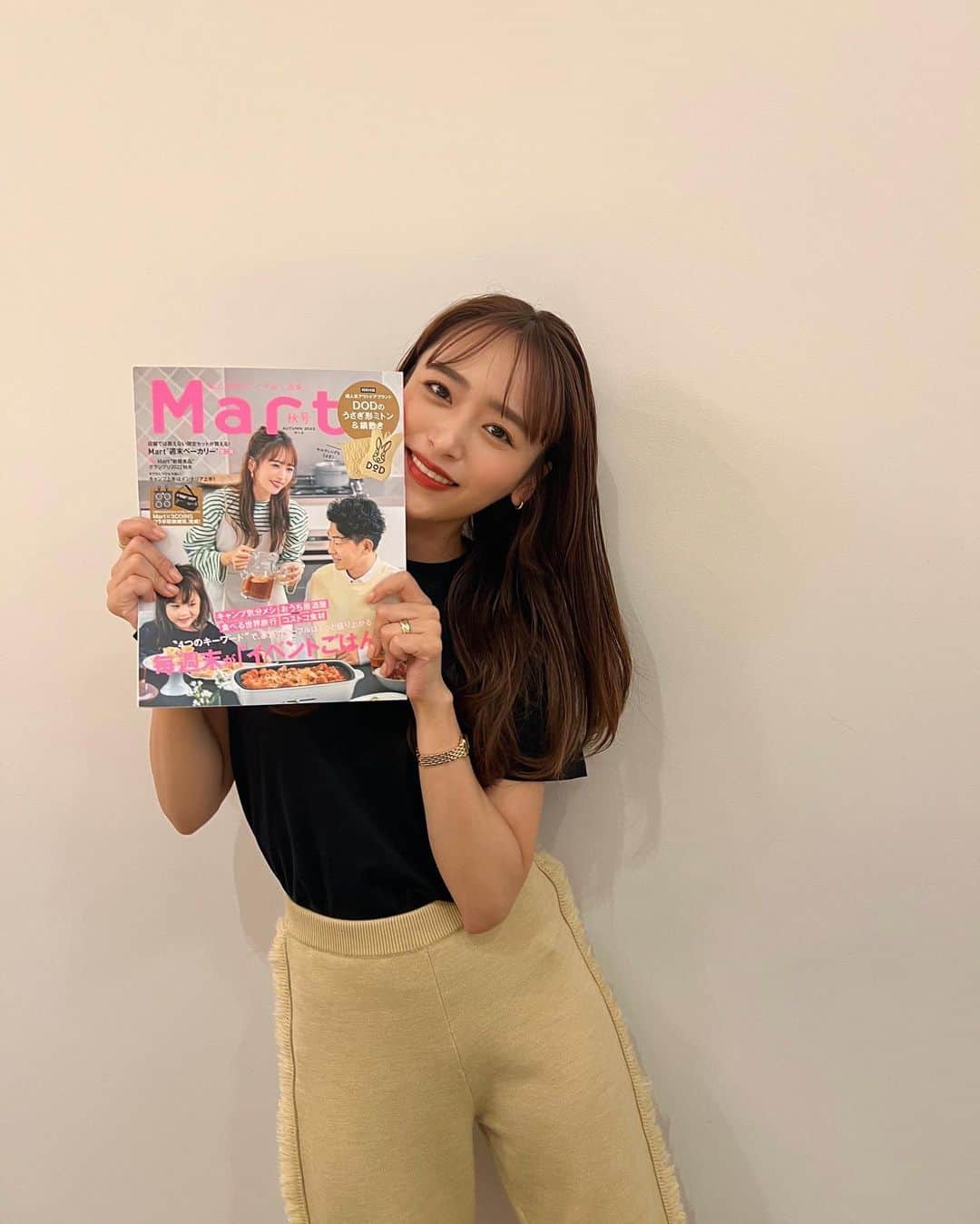 近藤千尋のインスタグラム：「今日もお疲れ様です☺️💗  @mart.magazine  発売中です💓  夫婦で表紙させて頂いてます❣️ 全国の書店で探してみてねっ☺️ 大好きなコストコについて たくさん語っております！！😍 オススメのメニューも載せてるよ🍳🤫」