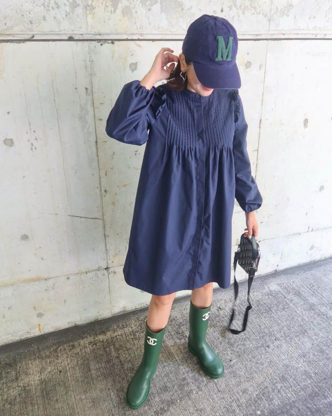 Mai Wakimizuのインスタグラム：「navy×green♡根強いファンがついてるスモックワンピースミニ♡今期はネイビーとダンガリーの2色です♡ダンガリーも可愛いのでまたご紹介させて下さい＼(^o^)／そしてそして♡イニシャルキャップもお楽しみに♡ dress:#linkable @linkable_official(popup先行発売予定) cap:#linkable @linkable_official(近日予約発売予定)」