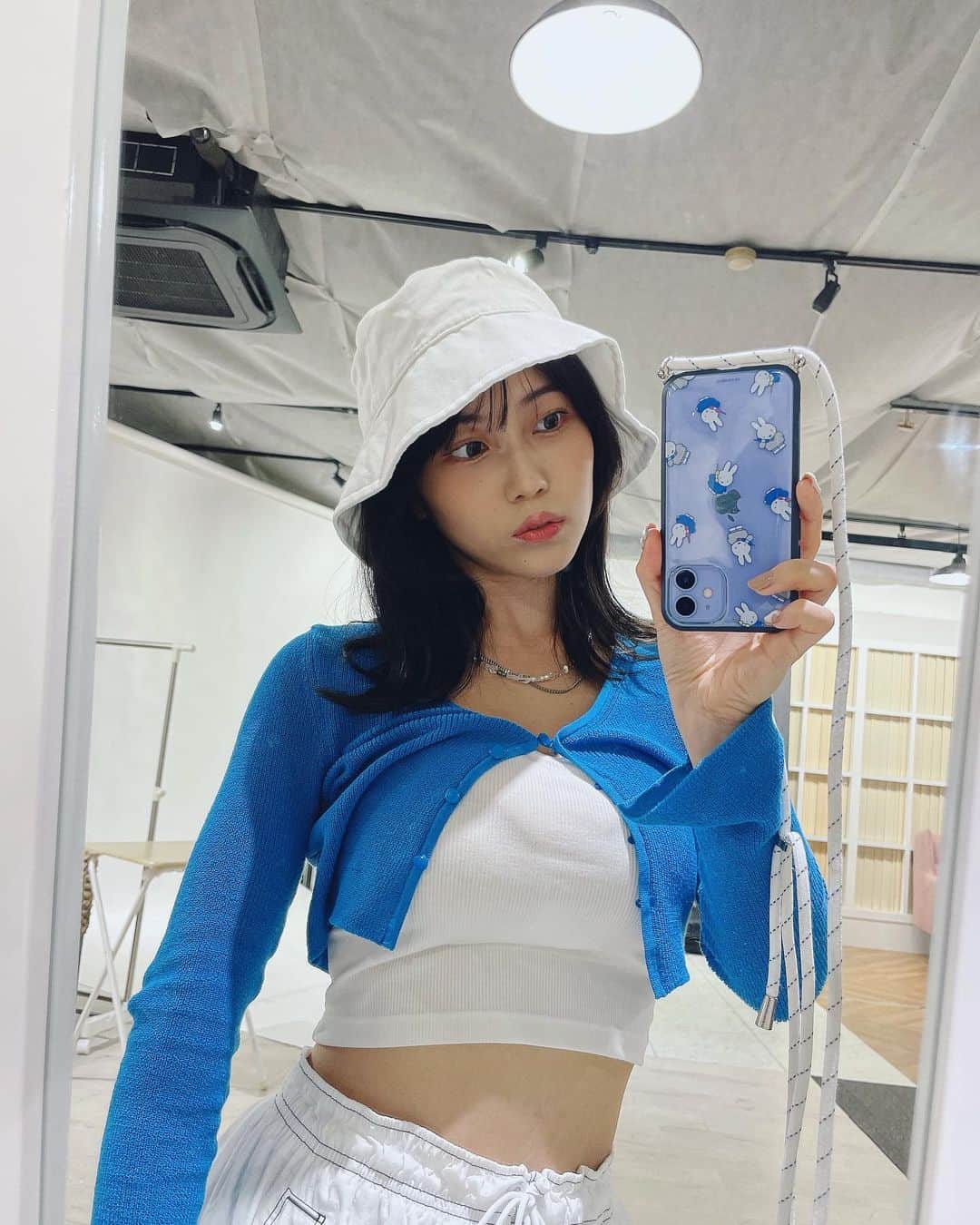 のインスタグラム：「🤍💙 👟grounds . . . .  #グラビア#グラビアアイドル#インスタグラビア#グラドル#グラドル自画撮り部#自撮り#私服#水着#ヘアアレンジ#写真#写真好きな人と繋がりたい#photo#被写体#撮影会#撮影#ファッション#좋아#셀#팔로우#오오티디#instagood#instadaily#selfienation#me #骨格ウェーブ #nike #gu #grounds」