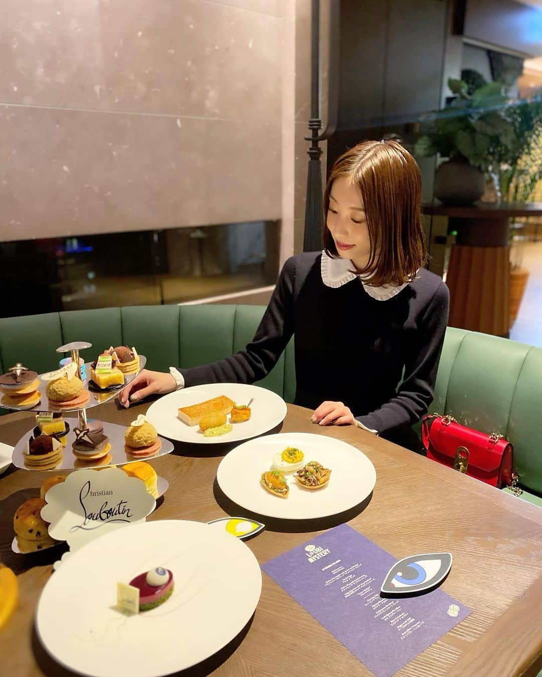 のインスタグラム：「@louboutinworld 👠 LOUBI MISTERY AFTERNOON TEA👻  クリスチャンルブタンと フォーシーズンズホテル丸の内 "メゾンマルノウチ"の コラボレーションアフタヌーンティーへ🫖 遊び心のある可愛いスイーツやドリンク、 ミステリー感のある仕掛けや演出に ワクワクが止まりませんでした☺️🍭🧁 新作コレクションも、クリエイティビティ溢れる華やかな色使い&エッジィなデザインがとても魅力👁✨ ルブタンの靴やバッグは身につけるのは勿論ですが 飾りたくなるアートのよう🎨  アフタヌーンティーは10/6-11/30まで開催中だそう🎃 私もまたゆっくり行きたいな〜🍨 * #christianlouboutin #louboutin #loubimystery #instagood #coordinate #ootd #outfit #fashion #instafashion #meg_ootd #코디네이트 #패션 #카메라 #クリスチャンルブタン #ルビミステリー #コーディネート #コーデ #ファッション #今日のコーデ #今日の服 #ルブタン #フォーシーズンズホテル丸の内 #アフタヌーンティー」