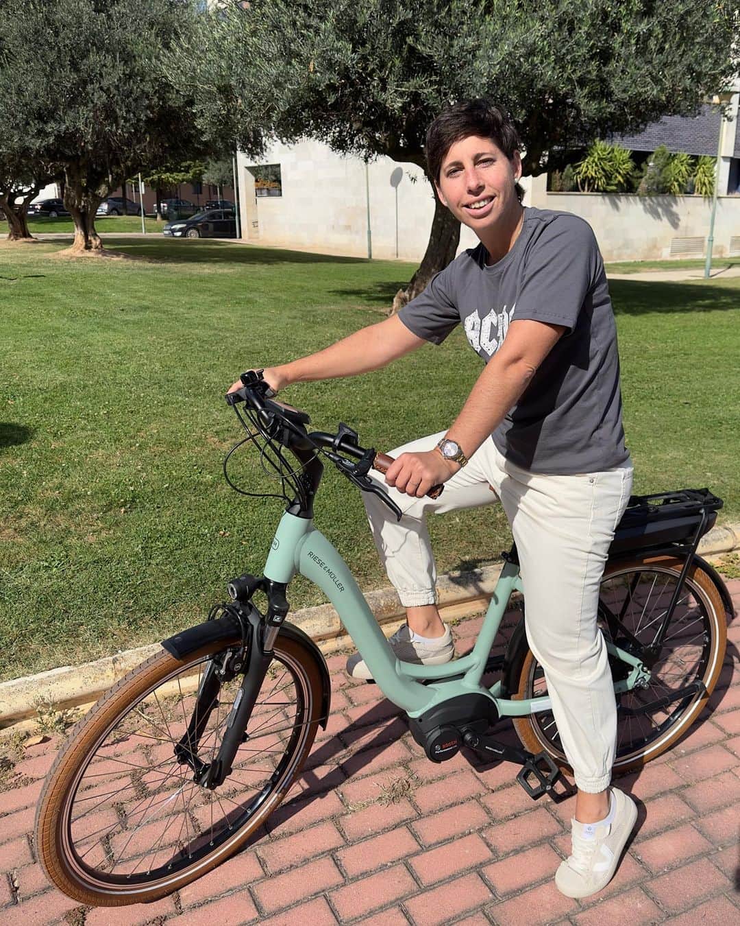 カルラ・スアレス・ナバロのインスタグラム：「1 , 2 o 3?   Nueva bici, new bike.  Gracias @riesemuller 😍❤️」