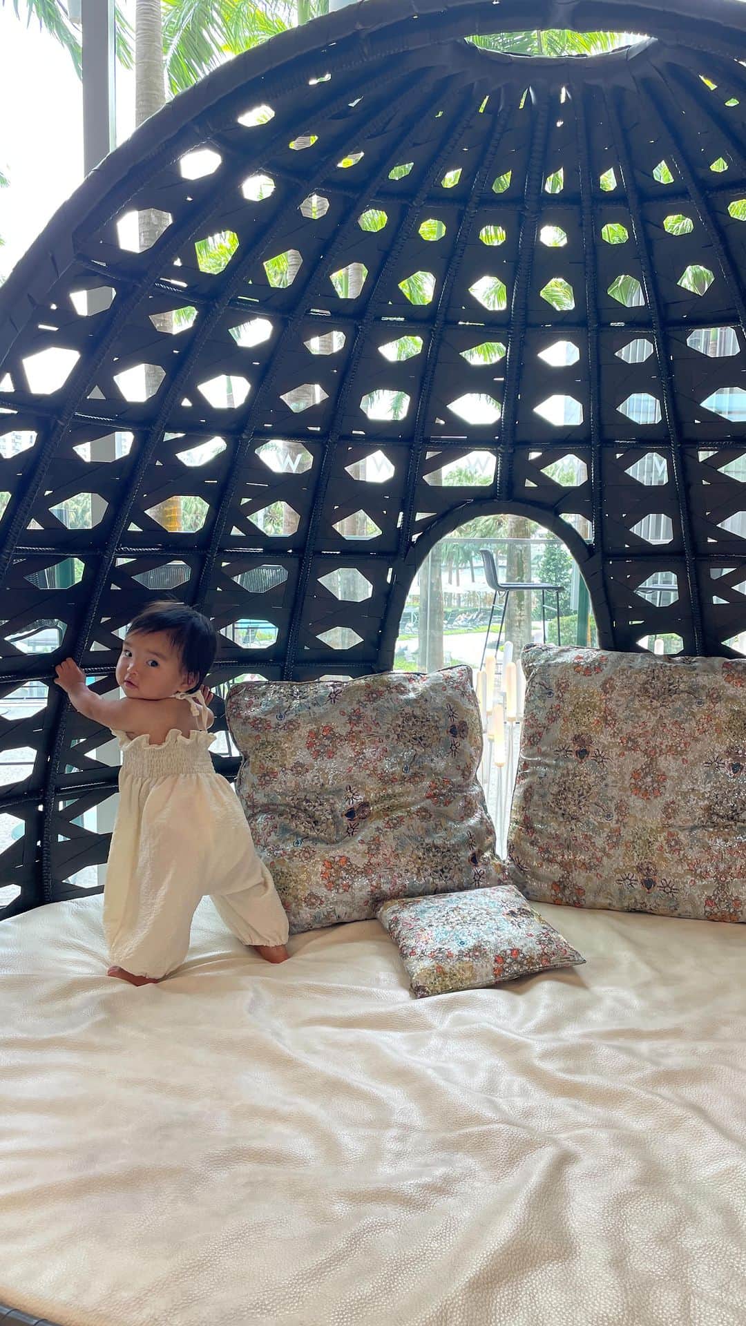 HISANAのインスタグラム：「赤ちゃん連れに優しいホテル👶🏻inシンガポール🇸🇬  後半3泊はセントーサ島にあるW Singaporeに🏝 セントーサ島までGrabというアプリで行きました🚗（シンガポール版Uber的な） ぼったくりとかないので安心です☺️  ここのホテルの朝食は世界一の朝食と言われているそうで、品数は本当たくさんありすぎて食べきれんかった🤣💓 クラブケーキのエッグベネディクトが美味しすぎたので🦀好きな方はぜひ食べてほしい❣️ 焼売も美味しくて、朝からめちゃくちゃガッツリ食べてた🤣 朝食ビュッフェに行ってる間にお部屋を清掃してくれていて気遣いも素敵だなと思いました🥺✨  ホテルのスタッフさんもすずちゃん抱っこしてくれたり、名前を覚えてくれて毎日たくさんかまってくれて、シンガポールは赤ちゃん大好きな人ばかりで本当いい国🥰  すずちゃんもいっぱいみんなが声かけてくれて、たっぷり食べて、たっぷり寝て、たっぷりプールで遊んで楽しそうでした👶🏻💓  ちなみにプールもジムも24時間利用可能でジムのマシンは👨🏻いわく最新のマシンでよかったみたい！ トレーニーの方にもおすすめ😂💪  お部屋はファビュラスルームというだけあってピンクに光ったりとにかく、おファビュラスでした〜😂💓  ホテルの周りも美味しいごはん屋さんばかりだったので、詳しくはYouTube見ていただけたら嬉しいです🫶  #生後10ヶ月#赤ちゃん連れ旅行#シンガポール#シンガポール旅行#旅育#セントーサ島#wsingapore#whotel#令和3年ベビー#女の子ベビー#東京ママ#東京ママと繋がりたい」