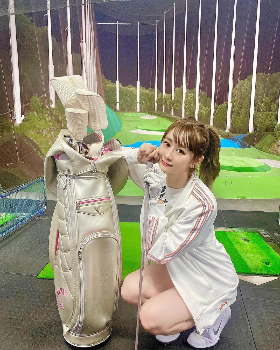 のインスタグラム：「新しい趣味にどっぷりです❗️ そうぅ！ずっと始める始める詐欺で、色んな方の誘いを断ってきたゴルフです⛳️笑  今は、週1〜2は打ちっぱなし&レッスンを受けて、どっっぷりとハマってしまいました🤭 こんなにハマるのは、ダンス以来で珍しいです！  なんといっても、1人でも行けるっていうのが私にとって、続けやすいポイントでした😊⛳️  誰かと時間を合わせなきゃだと、行きたい時に行けなかったりで、続かなくて😅1人でも出来るスポーツって本当いいですね✨✨✨  ダンスもそうだけど、自分の体の使い方１つで微妙〜な違いが出て、自分の体の使い方の研究が日々楽しいです🌻 まだ打ちっぱなし練習で4回くらいですが、次はコースに出てみるよう先生に言われたので、早いですが、経験を積んできます💪🏻✨✨  ゴルフセットも中古だけど、全部買い揃えたので、楽しみが増えました😊！（最初は中古で充分♪上手くなったら、新品を買いたいな✨✨） ゴルフ用の靴もGETしたので、新しいことを始めるワクワクを久しぶりに感じてます🥰心うきうき、happyhappy！  ゴルフが大好きなお父さんも喜んでくれてます♪ふふ。  ここからの成長も是非みてほしいなぁ🌼長い目を見て、いつかは目標として大会とかも出てみたいですっ！（目標は口に出すべしっ！）  #ゴルフ #ゴルフ女子 #ゴルフコーデ #ゴルフスイング #ゴルフシューズ #ゴルフ好きな人と繋がりたい #ゴルフ練習 #ゴルフレッスン #golf  #원스 #데일리패션 #japanease  #趣味 #仕事終わり #自撮り界隈 #love #カメラ女子 #モデル #モデル募集 #大人可愛い #大人女子 #大人カジュアル #followme #ダンサー　#instagood #タビジョ#japan #笑顔が一番 #エンターテイナー #ありがとう」