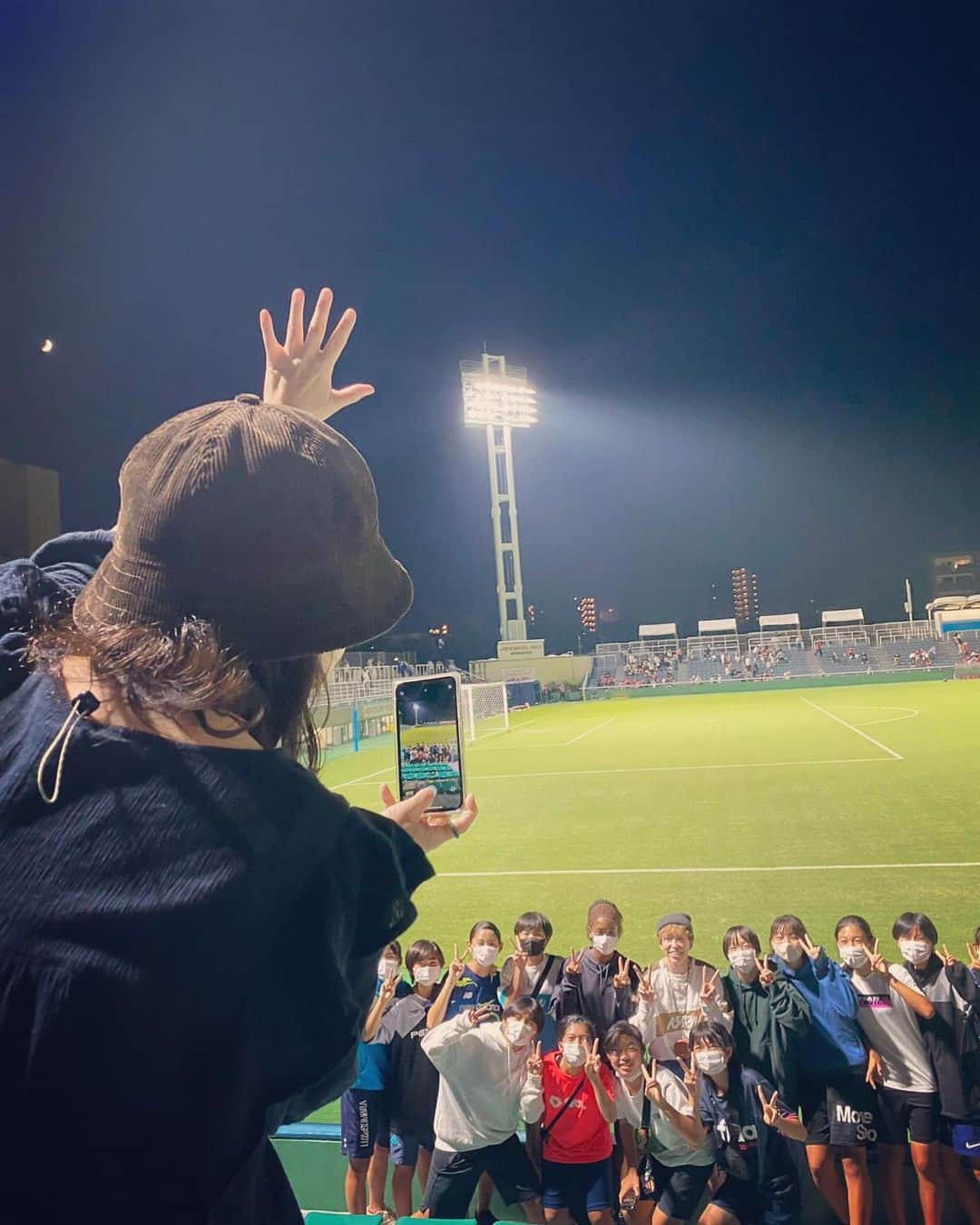 林咲希さんのインスタグラム写真 - (林咲希Instagram)「先日weリーグ見に行かせてもらった時のお気に入りの写真📸 こういう感じの載せたことないから記念に☺️ @miho_h.90  ありがとうございました❣️ 　　　　　　　　　　　　　　　　　　　　　　　　  内山さん、下山田さんもお誘いありがとうございます！！ Wリーグに見に来てくれるみたいでバスケットの輪を広げて行ける気が🤔✨ 　　　　　　　　　　　　　　　　　　　　　　  観戦に来てたサッカーの中学生の子達とも写真撮れて、子供達からパワーもらえたな〜 こんな経験をさせてもらえて感謝です🏀⚽️🧡 　　　　　　　　　　　　　　　　　　　　　　　　  wリーグもう少しで開幕です‼️ #10月19日  *写真の時だけマスク外して撮らせて頂きました😷📸」10月4日 20時17分 - h_kiki__7