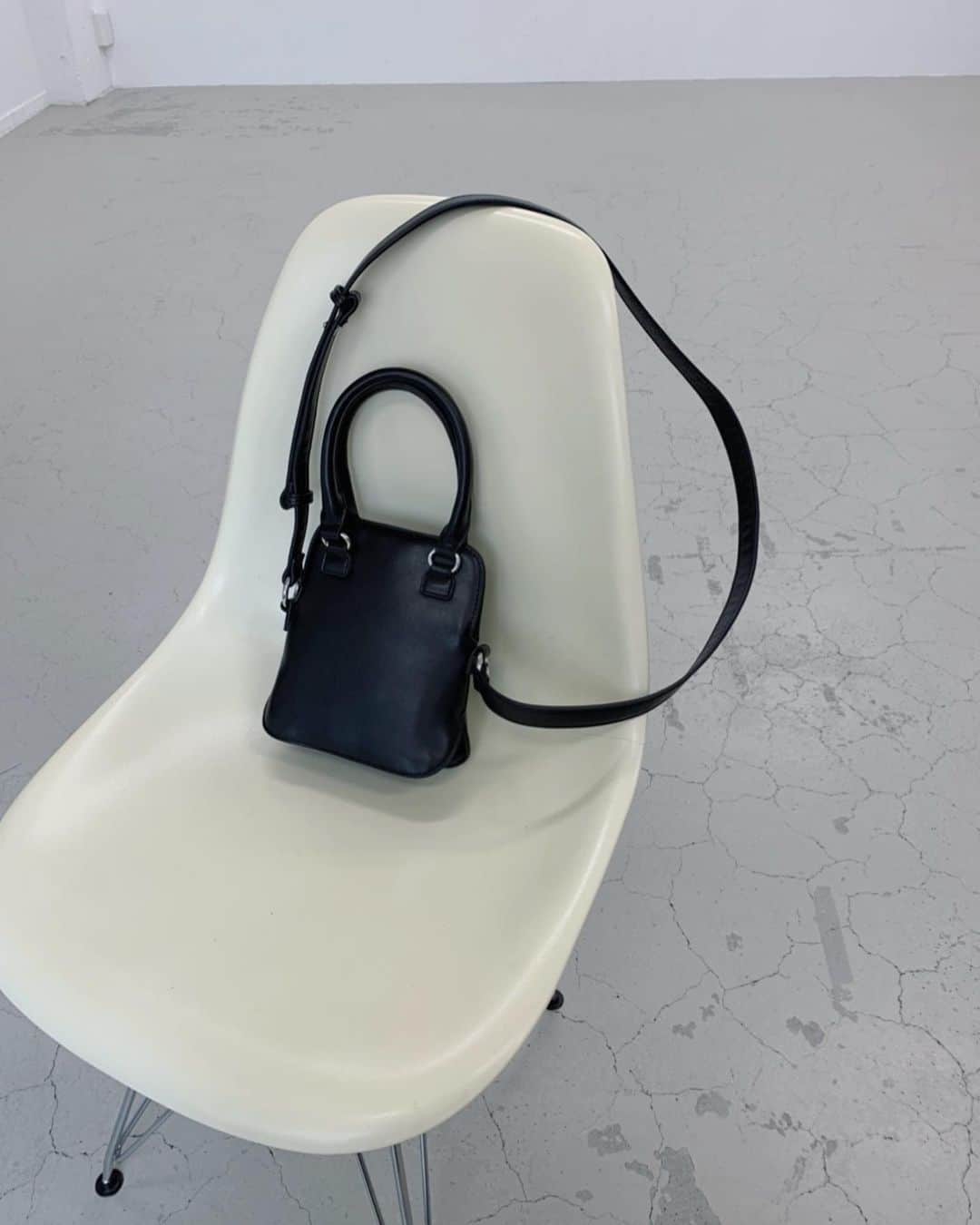 Shiho Sasakiのインスタグラム：「今月発売のいちおしBag！ 毎日使えるサイズ感と あえてベーシックカラーは黒だけ。 っていうカラーリングにこだわりました🏅 コートの時期も持ちやすいように ハンドルはあえて長めにしてあるの😌  #MOUSSY#MOUSSYSNAP」