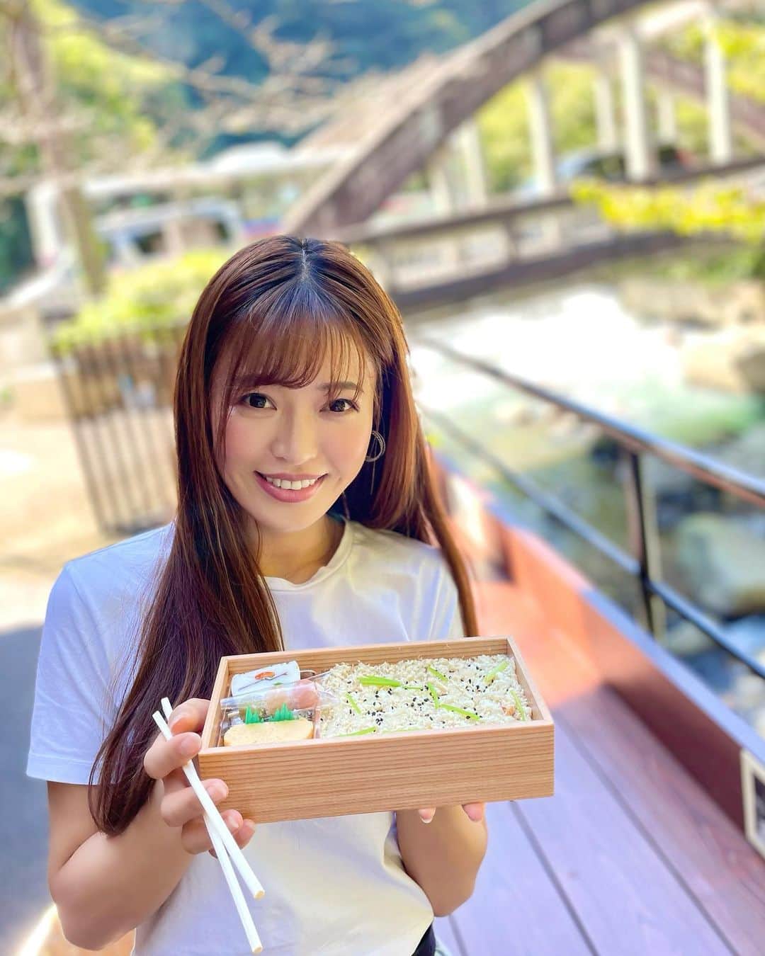 のインスタグラム：「箱根で行きたかった鯛めし❤️ 平日なのにまさかの予約でいっぱい🥲  でもテラスだったらということで お弁当を買ってテラスへ✨✨ 目の前は川が流れてて、天気もいいし正解☺️  #箱根#箱根湯本#hakone #温泉旅行#鯛ごはん懐石瓔珞#鯛ごはん」