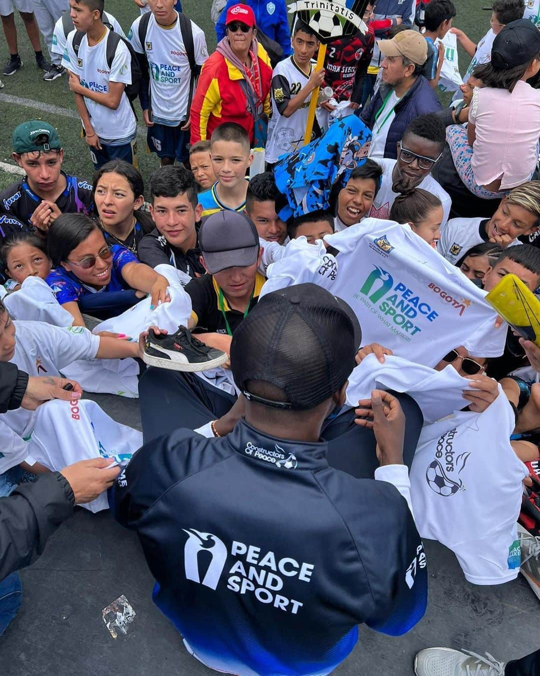 エリアカン・マンガラのインスタグラム：「🇬🇧 Very happy to have met the Colombian youth and to have promoted the values of sport alongside @honeythaljieh and @marleneharnois during the #FriendshipGames organized by the NGO @copinternacional, @peaceandsport and @usmealcaldia🇨🇴💯  🇫🇷 Très heureux d'être allé à la rencontre de la jeunesse colombienne et d'avoir promu les valeurs du sport aux cotés d'@honeythaljieh et @marleneharnois lors de Jeux de l'Amitié organisés par l'ONG @copinternacional, @peaceandsport et @usmealcaldia 🇨🇴💯  🇪🇸Muy contento de haber conocido a los jóvenes colombianos y haber promovido los valores del deporte junto a @honeythaljieh y @marleneharnois durante los #JuegosDeLaAmistad organizados por la ONG @copinternacional, @peaceandsport y @usmealcaldia 🇨🇴💯」