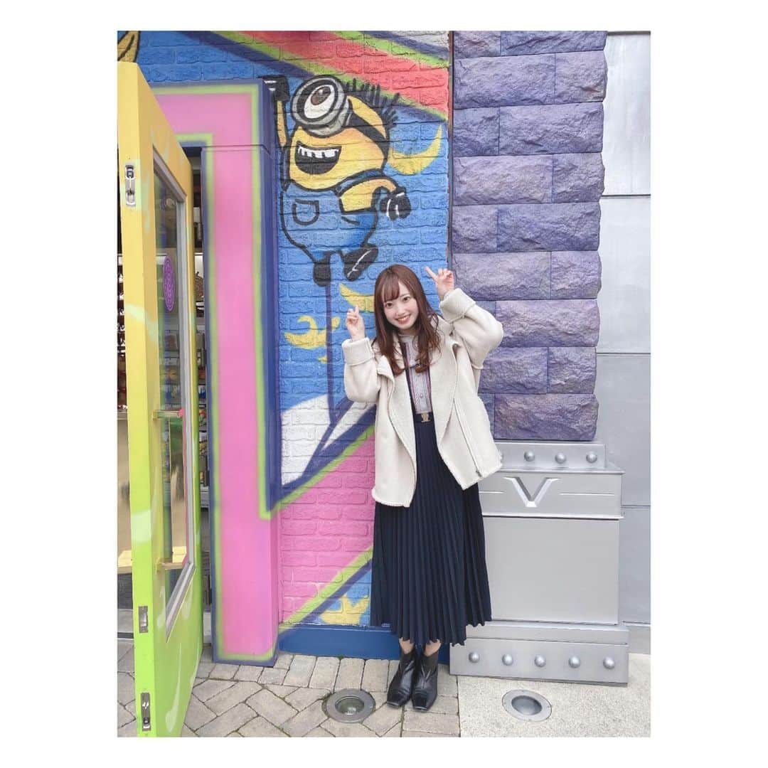 石井奏美のインスタグラム：「実は3年前にもUSJのロケに行ったのですが、VTRはコロナでお蔵入りに🥲  なのでまたロケに行くことができてよかったです👻💓  写真は1枚目が3年前、2枚目が今年です🍌  ポーズの角度が一切変わってない🧸笑。  #岡山#香川#アナウンサー#USJ#ユニバ#ユニバーサルスタジオジャパン#ミニオン#🎃」