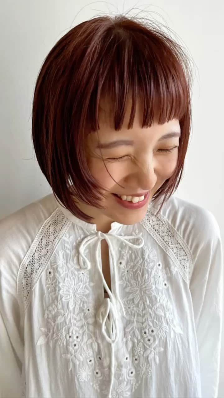のインスタグラム：「顔周りだけレイヤー🫠  レッドオレンジカラー🍊  ブリーチなし。  顎ラインプツッとMINIBOB。  track No.3 たっぷり仕上げ🧴  #透明感  #ミニボブ  #ボブ #切りっぱなしボブ #小顔カット #レイヤーボブ #ボブヘア #レイヤー  #前髪 #オン眉 #パッツンボブ #ミニボブアレンジ #发型 #髮型  #大人ボブ  #レッドカラー  #オレンジカラー   #岐阜市 #ヘアカタログララ #ヘアカタログ  #ワンレンボブ  #ボブヘアー  #ショートボブ」