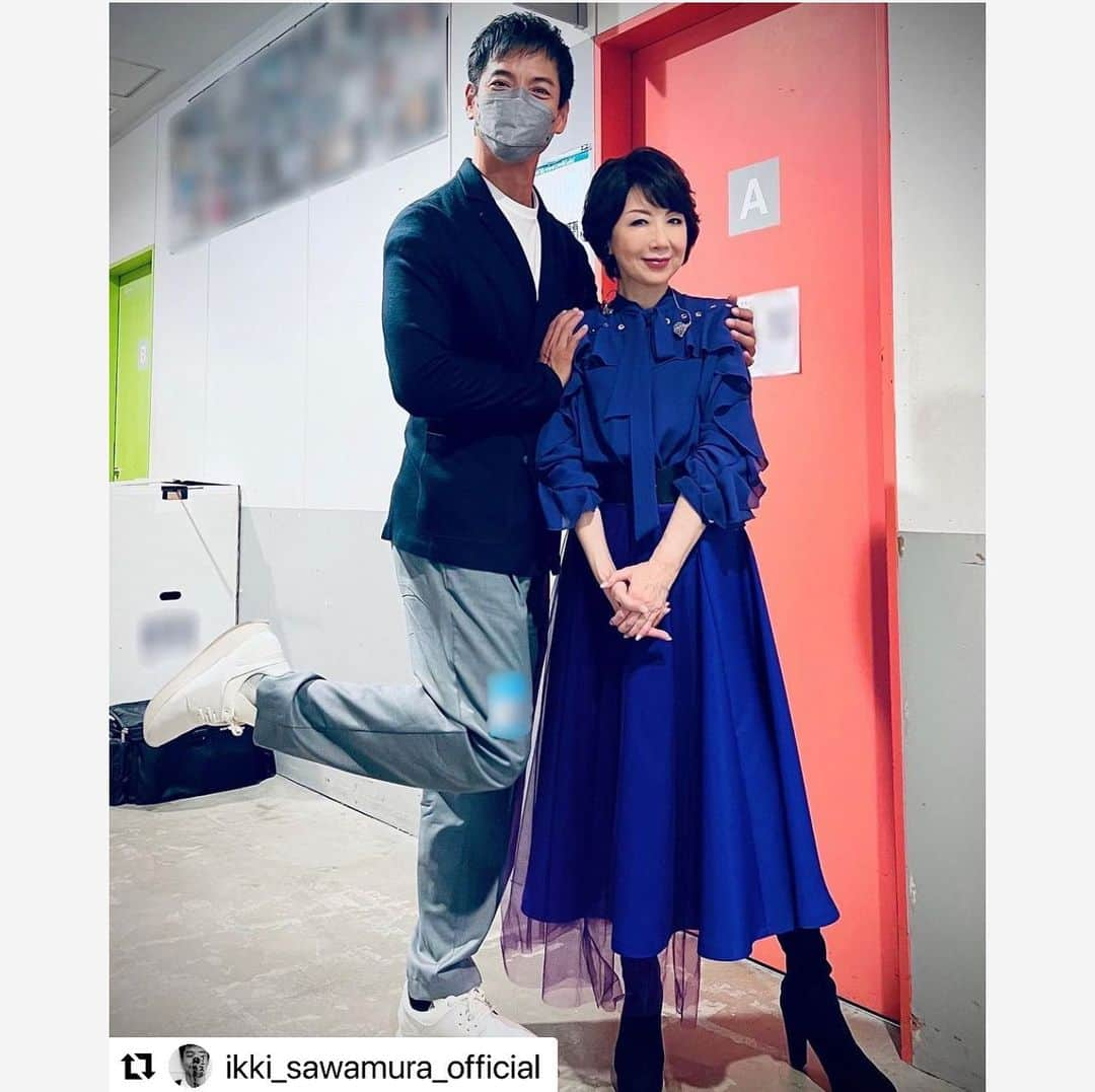 伊藤蘭さんのインスタグラム写真 - (伊藤蘭Instagram)「🎼 なんと沢村さんに お越しいただきまして びっくり👀✨ 久しぶりにお会いできて 嬉しかったです！ 沢村さんの右足が なんだかキャンディーズ風😊 お忙しい中を ありがとうございました🙏💕  #Repost @ikki_sawamura_official with @use.repost ・・・  先日伊藤蘭さんのLIVEに行ってきました！  蘭さんの踊りが素晴らしくて、キャンディーズが３人揃ってステージにいるような錯覚を覚え、涙が溢れました。  やっぱり僕はキャンディーズが好きなんだなぁ  歌も衣装も本当に素敵で、観客の皆さんは、ほとんどの方が僕よりも先輩でしたが、全員が一体となってあっという間の２時間でした。  蘭さん、バンドの方々、観客の皆さん、全員にありがとーです♪  #伊藤蘭 さん #コンサートツアー2022 #Touchthismoment #surelyCandies #タッチディスモーメント #シュアリィキャンディーズ」10月4日 21時03分 - ranito_official