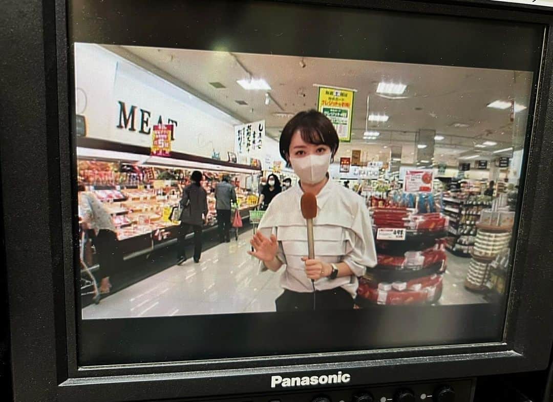 のインスタグラム：「今日は久しぶりにスーパーで たくさんの方にインタビュー🎤 ご協力いただいた皆さん ありがとうございました！  今月は今年最大の値上げラッシュ・・ 明日のevery.で、食卓の工夫を特集します📺  ご家庭を取材させてくださった ぬくぬくママSUN'Sの華菜さん、 ありがとうございました！節約レシピ、必見です。 (娘さんに癒されました...☺️)  ※写真撮影時のみマスクを外しています  #10月 #値上げ #節約レシピ #西日本放送 #newsevery #アナウンサー」