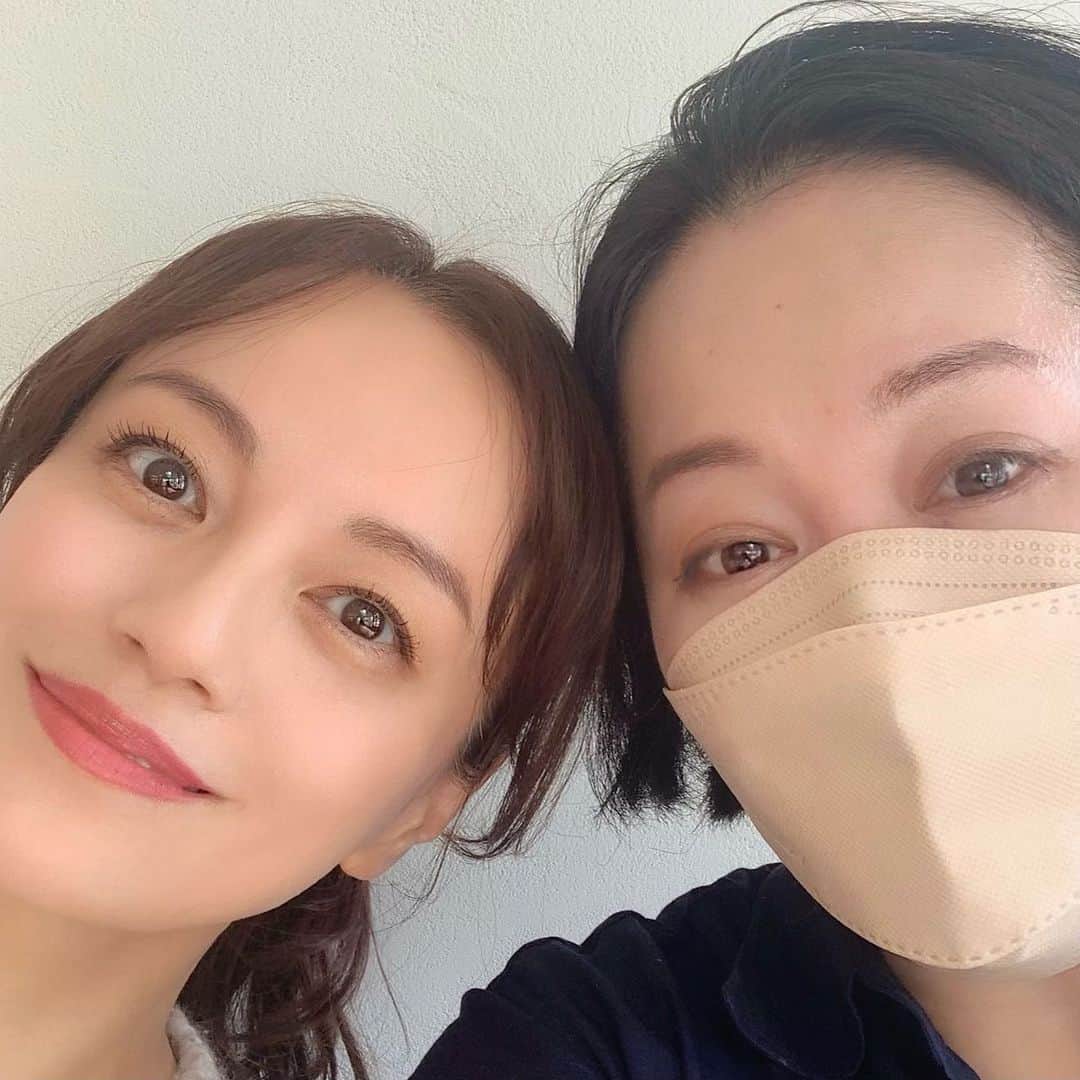 のインスタグラム：「雑誌の撮影でご一緒した ヘアメイクの岡田いずみさんも福岡出身 そして着物好き、落語好きと共通点がいっぱい ヘアメイク中 落語初心者の私はいろいろ教えてもらったり 博多弁(私は佐賀弁のミックスかな)で 推し活の話で盛り上がりました😆」