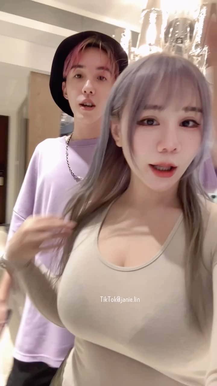 泥泥林のインスタグラム：「你拿到新手機了嗎？ 我剛換，馬上來拍支TikTok The first and the only video by my new iPhone🙃 #iPhone14破」