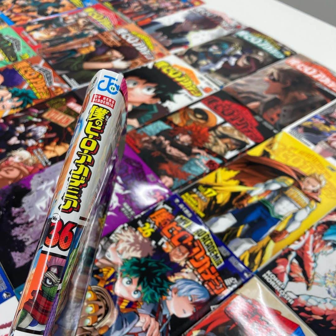 僕のヒーローアカデミアさんのインスタグラム写真 - (僕のヒーローアカデミアInstagram)「今日10月4日(火)に『#僕のヒーローアカデミア 』#ヒロアカ のコミックス最新36巻が発売されました！  Today, "#MyHeroAcademia" comics vol.36 on sale in Japan!  #heroaca_a #漫画 #マンガ #comics #アニメ #anime #ジャンプ #shonenjump #堀越耕平 #koheihorikoshi」10月4日 22時11分 - heroaca_insta