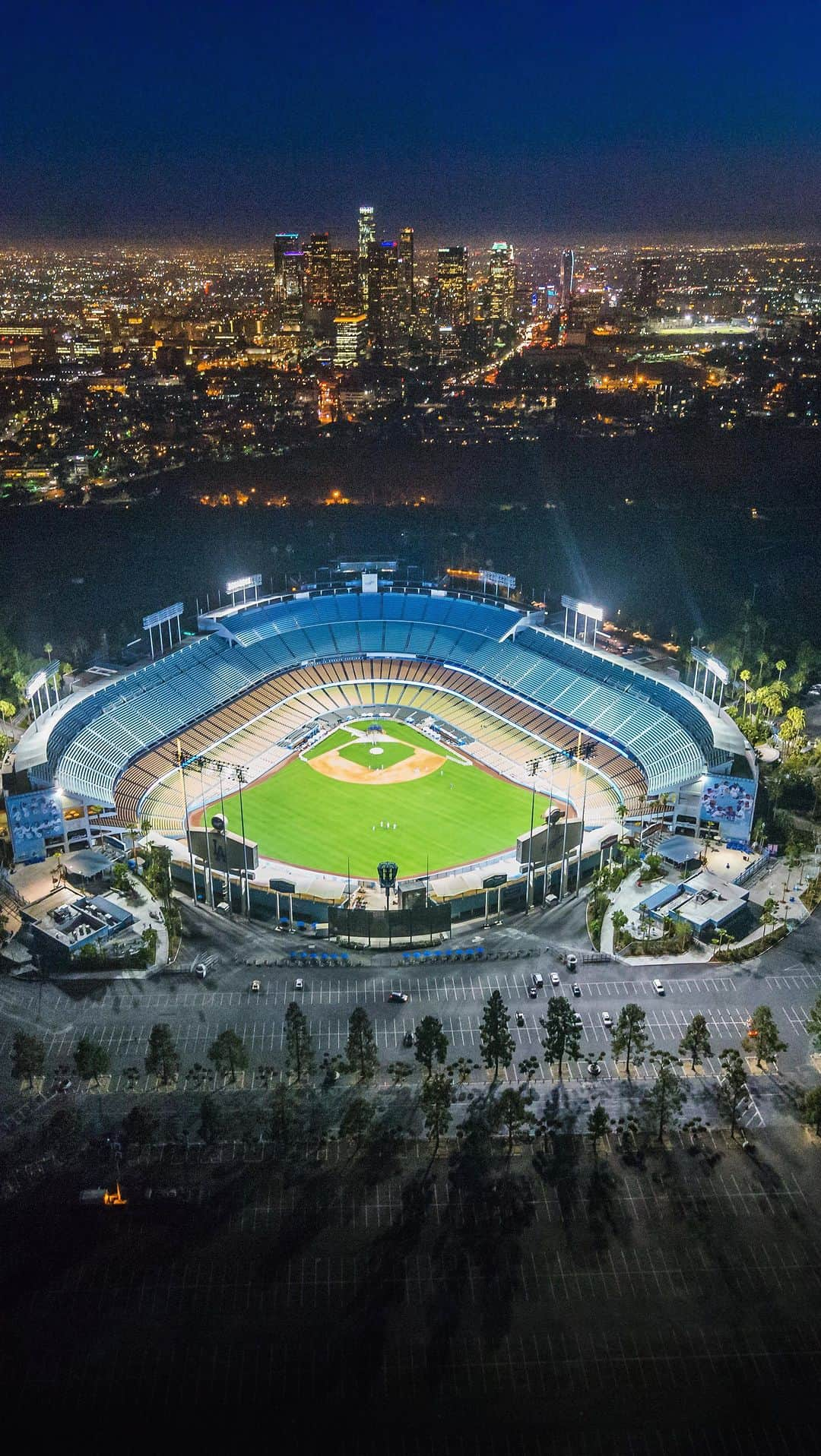 Karan B.のインスタグラム：「@thejudge44 is hitting a lot of homers but how many does he have without having to swing?  Forever grateful to the @dodgers and @mayorofla for helping me score, even though I didn’t manage to touch all the bases.」