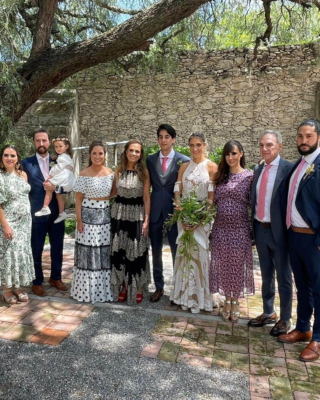 アレハンドラ・ジャネサのインスタグラム：「Muchas felicidades @mariallgp y Rodri! 🤗❤️ estoy segura que serán muy felices 😍🥰 los quiero muchísimo!!! #plinaypetris #neeeee #eieouo #sisterswedding #myqudyter #💛y☕️ #👰‍♀️🤵🏻‍♂️ #quebodon」