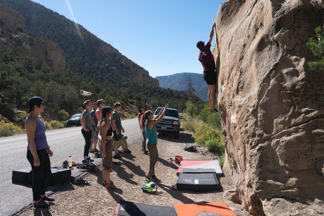 シャーロット・デュリフさんのインスタグラム写真 - (シャーロット・デュリフInstagram)「@joesvalley Festival ⭐️ Got to see my first rodeo, catch up with local climbers after being in Europe for a while and lead a technical clinic on stellar sandstone!  “Thank you” to all the participants that attended my clinic! I think they all brought some good tips back home, as well as some pretty awesome goodies from @mountainhardwear who generously donated some high quality products like the Stretchdown™️ puffy jackets (see last slide) 😍  Big thanks to @jacobmorgan11 for the cool photos and the help during the clinic 🙏🏼  And finally, shoutout to @joesvalley and @ladybrd for the invite and awesome organization ! That made me want to do more clinics in the future, so stay tuned for that and see you next year 🤠  @mountainhardwear @petzl_official @eb_climbing @volxholds」10月5日 2時38分 - chadurif