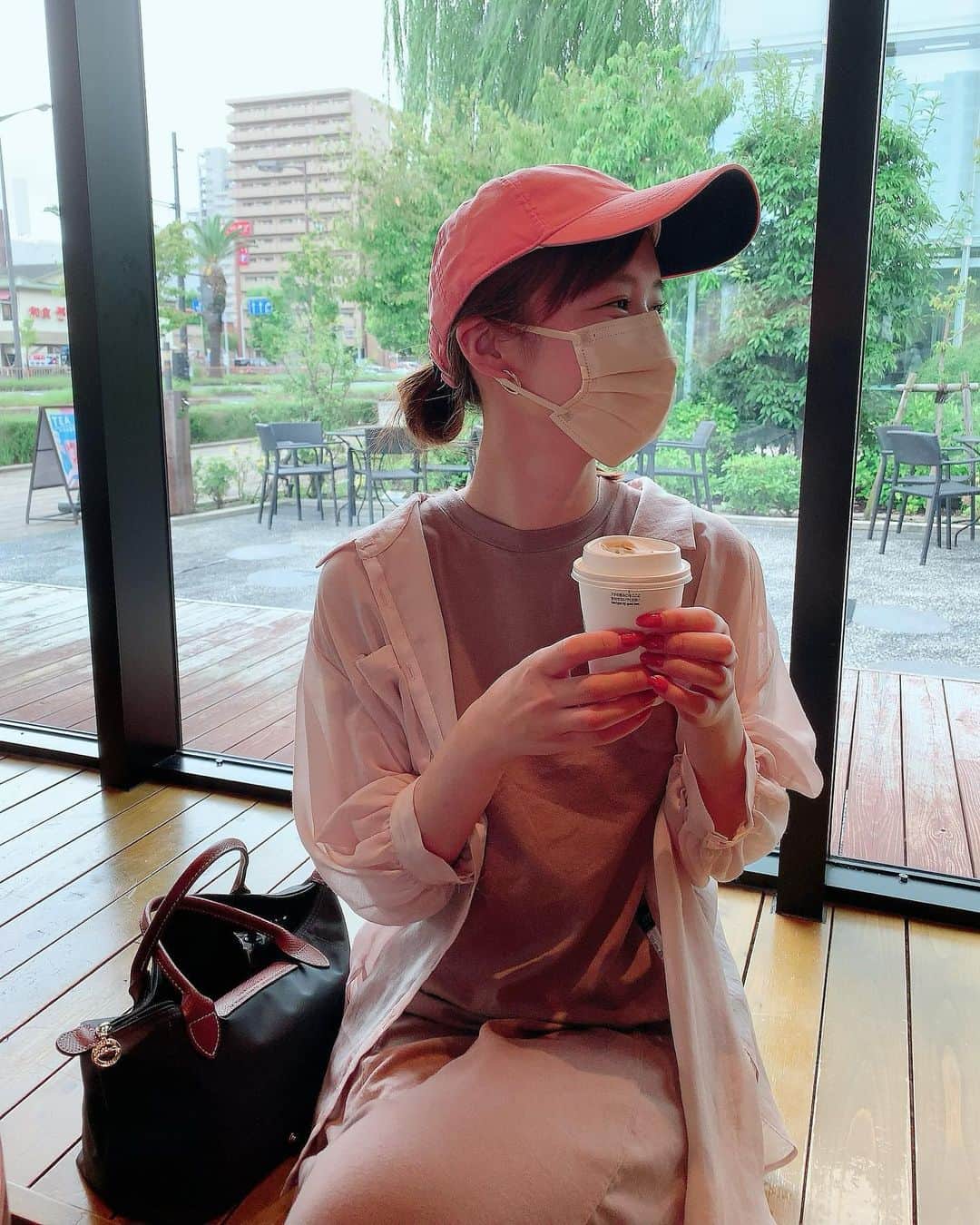 古賀文沙のインスタグラム：「・ ・ ・  外はもう秋らしい🍂  入院してから病院以外の 外出してないので 外の空気がわからない  ひとつ前の投稿では 暖かいコメント、DMありがとうございました  皆さま季節の変わり目 体調に気を付けて🍁☺️  ・ ・ ・  #マタニティコーデ」