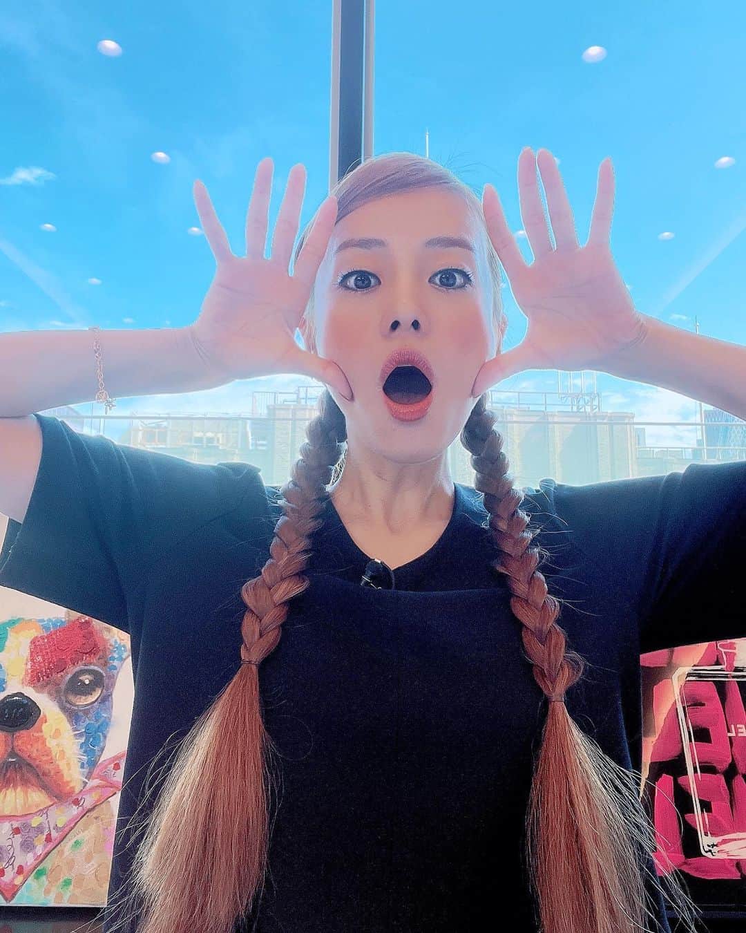 あびる優のインスタグラム：「『頑張って何回もセルフタイマーで自撮りしたのに🤳アルバム見たら、超逆光、もしくはピントが青空だった😓 だからね、 全力で明るさ調整とか彩度調整etcを頑張ってみた！そしたら、まるで合成写真風に仕上がったよ☺️😑🫠』  ってゆー写真😛🙌 もはや壁画。笑 #🚀#🌍#🤭」