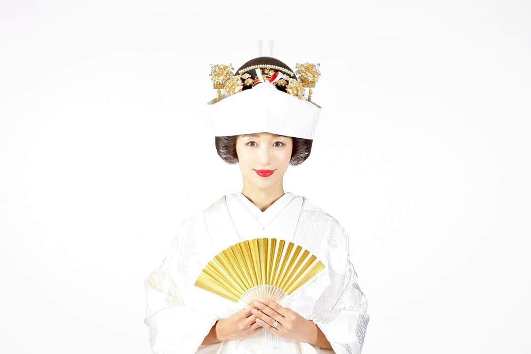 澤山璃奈さんのインスタグラム写真 - (澤山璃奈Instagram)「Japanese traditional bride style🇯🇵 Kimono is "白無垢(Shiromuku)"👘 & hair is "文金高島田(Bunkintakashimada)"  My dream came true🥲💫 I could feel beautiful culture of Japan❤️🙏🏾  結婚したら絶対したい！と思っていた白無垢に文金高島田👘　　 #rina_bridetobe💍   今は白無垢に洋髪を合わせる事も多いらしいのですが、 私は日本の昔ながらの伝統的な花嫁姿に憧れていたので🤍  私は小さな頃からアメリカの音楽やスターが好きで、いつか住みたいとずっと思ってきて🇺🇸 だからこそ、幼少期から"日本人"である自分を客観的に見る事が出来たし日本人である事に魅力を感じ自信を持っていました👧🏽  スケートでも常に世界を意識する生活で、海外遠征や大人になってからもロケや旅行で色々な国に行きました🌎 そんななかで、 日本の良さを改めて感じたり日本ならではの伝統の素晴らしさを教わりました🌸  この撮影をした時はNY移住が決まる前だったけど、 念願叶って本当に良かったです🥲❤️  世界中どこに居ても 私が日本で生まれ育った日本人である事には変わりないので、受け継いでいきたい日本の良さや伝統はこれからも大切にしたいと思います💕🇯🇵  #白無垢　#文金高島田　#角隠し　#和装花嫁　#和髪　#和装髪飾り #和装前撮り　#japanesebride #shiromuku #weddingphotography」10月5日 5時27分 - rinasawayama