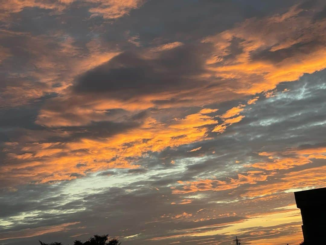 石倉洋子のインスタグラム：「Lovely pink cloud at 5:40!」