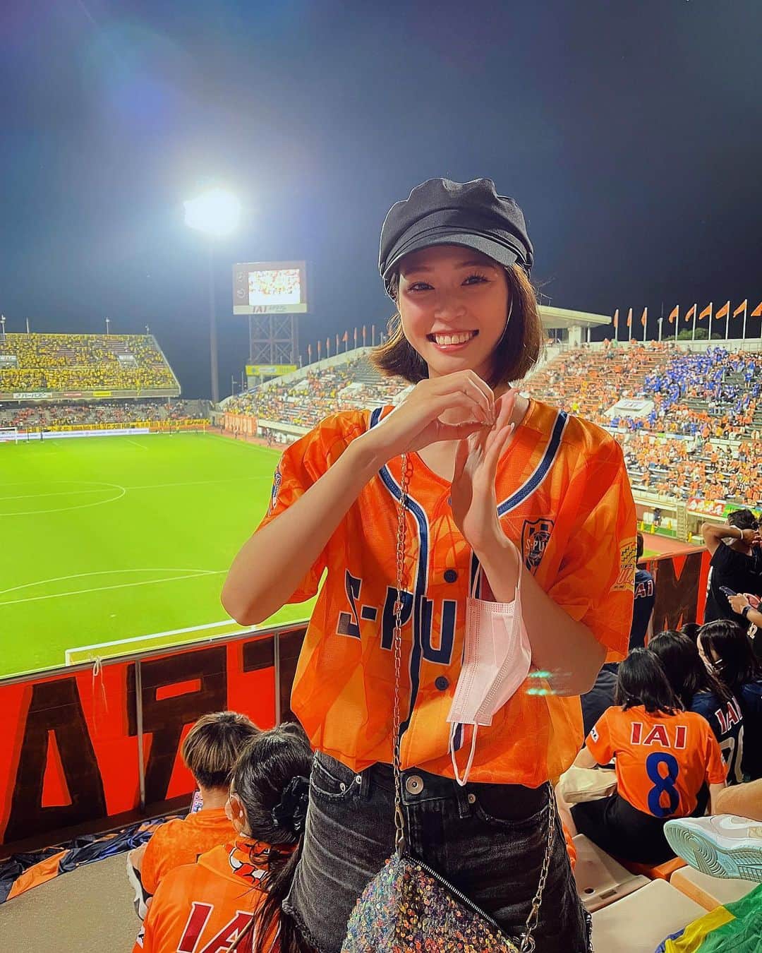 橘香恋のインスタグラム：「おはようございます🥰 ⁡ 前回の投稿に いいねとコメントありがとうございます✨ ⁡ ⁡サンタナ選手の9のポーズをしています❕笑  この日も点が入った瞬間を見れました✨ ⁡ ⁡初めてゴール裏で観戦できたのでお祭りみたいに楽しめました〜😀 ⁡ ⁡ #橘香恋 #清水エスパルス #iaiスタジアム日本平 #オレンジ #🧡 #静岡 #ユニフォーム #サポーター」