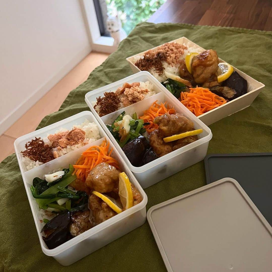 滝沢眞規子さんのインスタグラム写真 - (滝沢眞規子Instagram)「おはようございます☺️ 今日はズボラでいいですか？LUNCH BOXの小さいお部屋にご飯を入れてます。🍙ひとつ分くらいで娘にはちょうどいいかもです☺️ 10月に入って早くも5日過ぎたとびっくりしている😳 #今日はズボラでいいですかlunchbox  #お弁当 #タキマキ弁当」10月5日 6時15分 - makikotakizawa