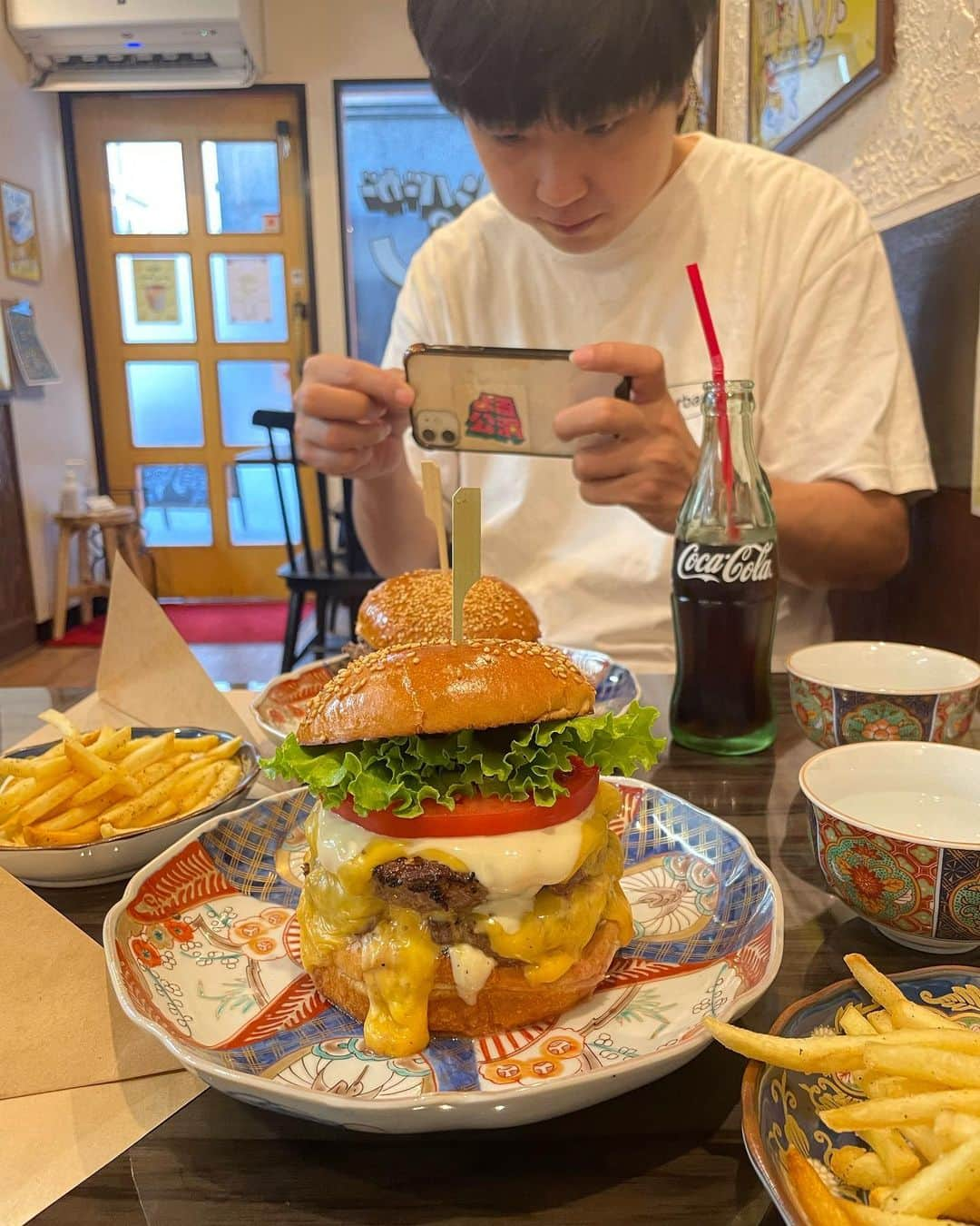 たむかいさんのインスタグラム写真 - (たむかいInstagram)「ハンバーガーのオクノにやっといけた もーりしゃすは野菜食えんから野菜抜き 良くないええ大人が野菜抜き、後輩やけど年上の野菜抜きは良くない てか美味しいてもんじゃなかった。腹パンパンチャン #戦士#フミ#吉永もーりしゃす#吉永盛仁 #ハンバーガーのオクノ」10月5日 7時33分 - tamkkaii__