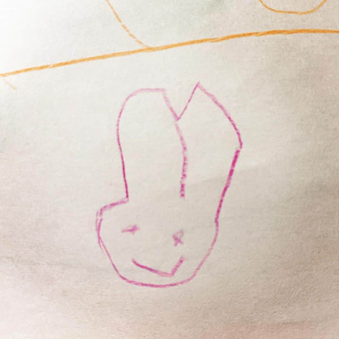 のインスタグラム：「「ままだぁいすきだからハートかこうとしたけどむじゅかしくて、ほっぺがぷくってなっちゃって、だからうさぎさんにしたよ！」  毎日かわいすぎる\( *´꒳`*)/  #かわいい #おえかき #3歳 #次男」