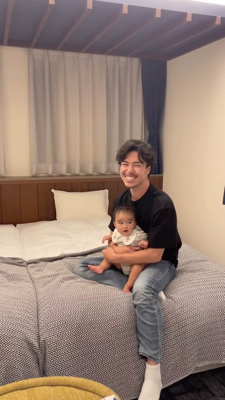 HISANAのインスタグラム：「リクエストの多かった赤ちゃん連れに優しいホテル👶🏻in広島  ・LAZULI Hiroshima Hotel and Lounge🌿 @lazulihiroshima   ベビーベッドあり（ココネルエア） おむつ用ゴミ箱あり レンジ、ウォーターサーバーあり  我が家と同じベビーベッドなので安心でした〜🥰 お風呂もおうちのお風呂みたいで、すずちゃんとゆっくり入れました🛁💓 子連れには浴室乾燥も嬉しいよね😆 ちょっとエプロンとか洗って乾かしたい時便利でした👌  マツダスタジアムの近くにあるよ🎏 歩いて広島駅まで行けるし、近くにたくさんコンビニもあって便利もいいかと💓  レンタル自転車もあって、メンズチームはサイクリング楽しんでました👨🏻👦🏻  スタッフさんもすごく親切で広島のおすすめスポットとかも色々教えてもらえました〜🥰 またよかったところアップしますね❣️  #赤ちゃん連れ旅行#旅育#子連れ旅行#広島#広島旅行#赤ちゃんのいる生活#帰省#令和3年ベビー#女の子ベビー#東京ママ#東京ママと繋がりたい#hit広島観光大使」
