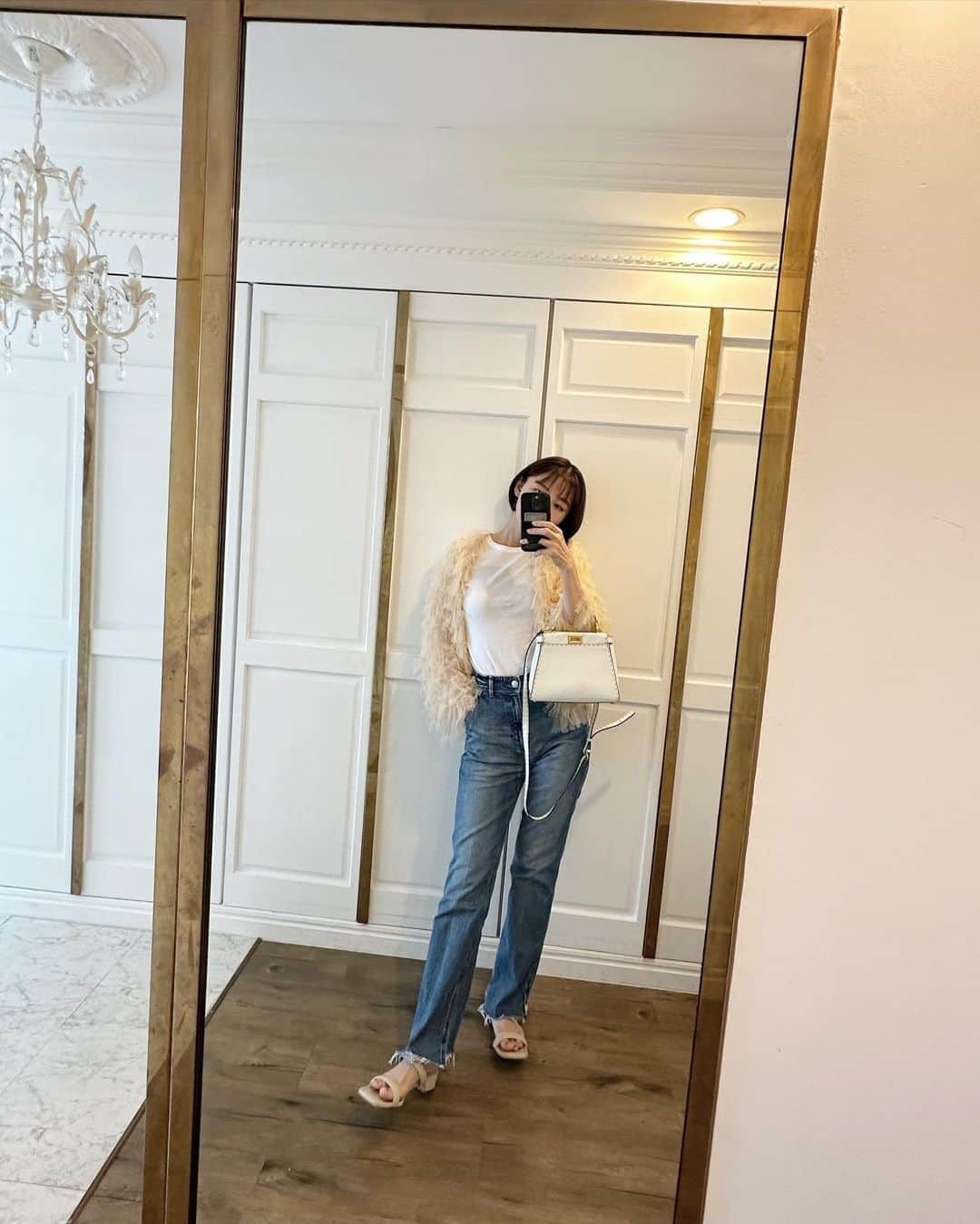 篠田麻里子のインスタグラム：「いつかの私服💃  T-shirt @petitbateau_jp  tops @plage_jp  denim @yanuk_official  bag @fendi   #ootd#marikoday #玄関」