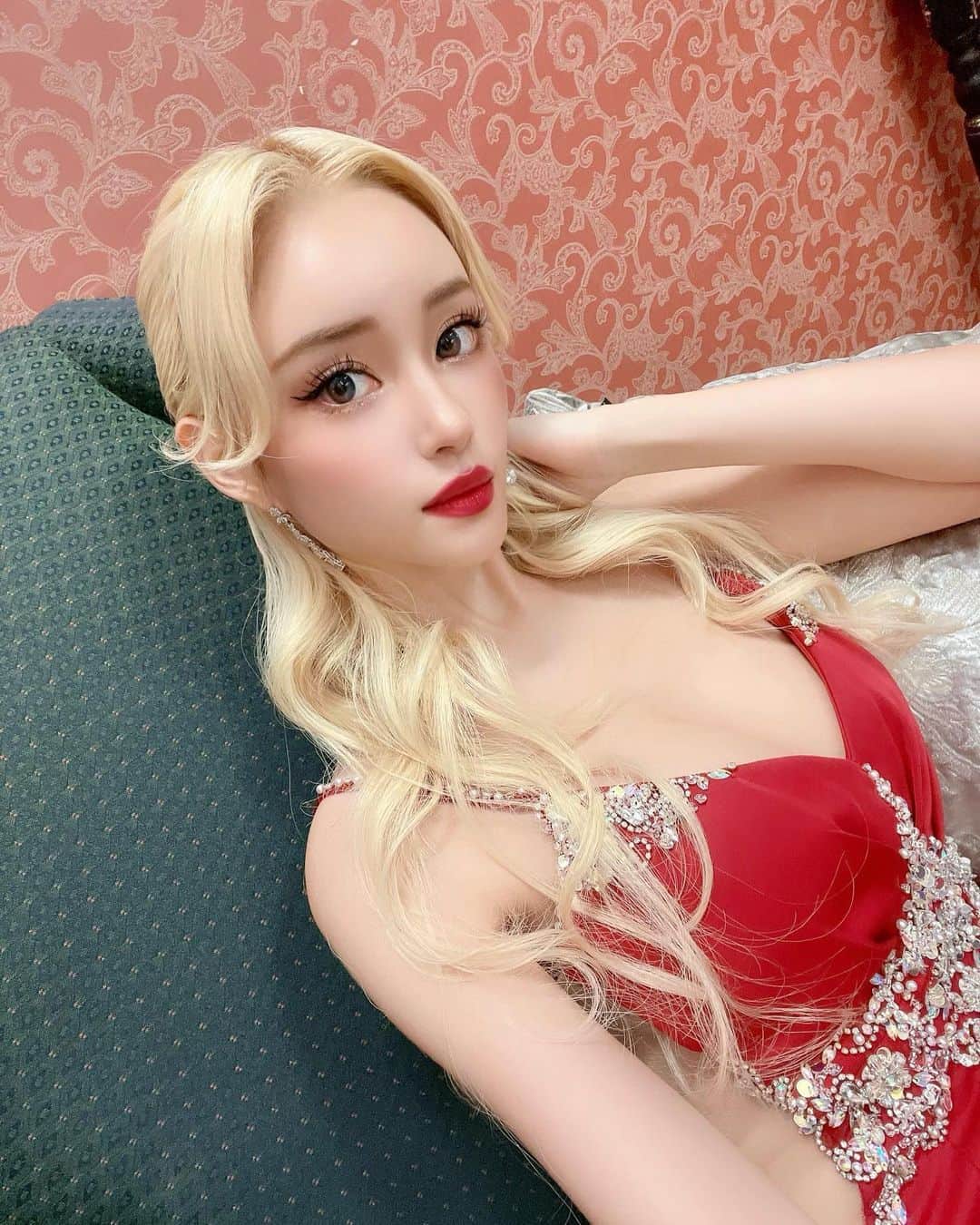 のインスタグラム：「秋に近づくにつれて濃い赤リップが つけたくなる💋💄」