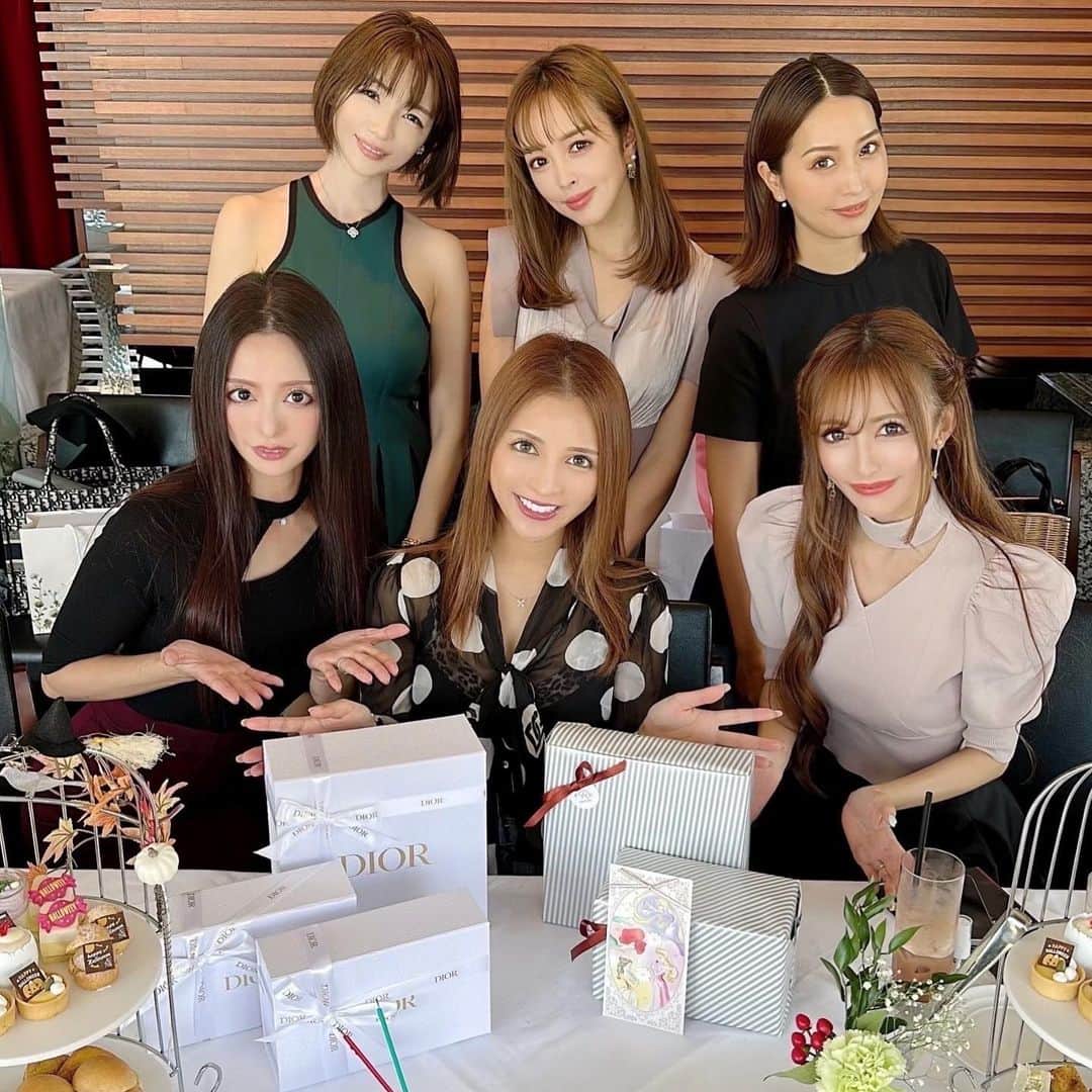 一条マリカ（まりふぬ）のインスタグラム：「大好きな美人ママ様たちに お祝いして頂きました😭✨✨ ちなみに誕生日ともう一つお祝いしてもらったの🥺💋 嬉しいーーーー✨✨ みんな忙しいママなのに わざわざ集まってくれてほんとに感謝です😭✨✨ たくさん話してほんと幸せな時間だったー😍 あっという間に時間過ぎた。。 こんな素敵な場所を提供してくれた @legiantokyo さん🎀 完全プライベート空間で テラスでバーベキューもできるしシャンパンタワーまで用意してくださいました😢✨✨ 予約時にインスタ見たっていうと色々サービスしてくれるみたいなのでぜひ使ってみてねー🍾✨ 私の自慢のだーいすきなママ友です💜 @kagomika  @rumi_official_0616  @yuurimorishita  @mizuno_yuka  @ririkakotobuki  💋 💋 💋 #レギャントーキョー#渋谷#バーベキュー#レストラン#おしゃれカフェ#シャンパンタワー#美人ママ#dior#スイーツ」