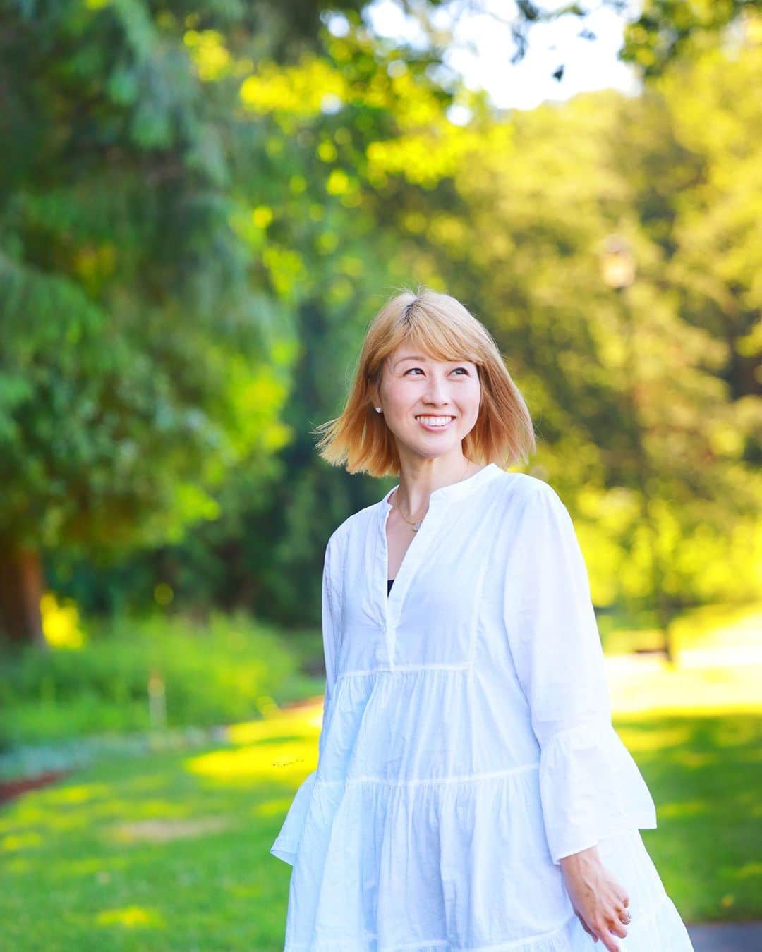 吉田ちかのインスタグラム：「Hey guys! 少し前にシアトルの実家に戻る動画をアップしましたが、沢山のコメントやメッセージをありがとうございました🥹💕  昔からSeattle vlogを楽しんでくださっていたちか友の皆さんは、色々と懐かしく感じてくださったかと思います。そして、皆さんもご自身の3年間と重ねて色々と振り返るきっかけにもなったかと思います。  大変なこと、悲しいこと、苦しいこと、この3年間は誰もにとってチャレンジングな時期だったと思います。  でも、ようやくコロナも終息に向かってきて、コロナ前にはもう戻れないかもだけど、様々な変化にも慣れてきたり、新しいやり方を生み出したり、個人的にはやっと自分の生活や自分らしさを取り戻せた気がしています。  私にとっては実家に戻れたことが最後のmissing pieceだった気がします。  これからはこの新たな自分と新たな生活を基盤に新しい道を切り開いていくフェーズ！皆さんにとっても新しいチャプターが始まりそうな時期になってきていると思います。  この3年間があったからこそ気づけたこと、出会えた人々、生み出せたことも沢山あるはず。  ネガティブなことはもう切り離して、ポジティブな部分にフォーカスして、これから様々な形でアウトプットしていきます☆  昨日、YouTubeで私が運営しているC-placeというコミュニティーについてシェアさせていただきました。 @cplace_community   1年半前にコロナ禍で立ち上げて、メンバーの皆さんとブレスとしたり試行錯誤して、今に至っています。  活動内容は常に進化していますが、コアにあるのは、私も含め、参加してくださっている皆さんが自分の目標や夢に向けて一歩踏み出せる場所であること。  同じような意識で応援しあえる仲間と繋がれる場所。  夢を形にすることは、不可能なことではないですが、決して簡単なことではなく、楽しい時期もあれば、壁にぶつかることも。  時間も掛かるし、何をしていいかわからなくなることも、だからこそ応援してくれる人だったり、頼れる人、相談できる人、あ、自分はこうしたいんだ！とリマインドしてくれる人がいると自分1人では諦めていたかもしれないことを続けることができたり。  「夢」というとなんか大きなことに聞こえるかもしれませんが、ちょっと自分の人生を変えたい、ブーストしたい、自分を磨きたい、仕事を頑張りたい、子育てを楽しくしたい、など日々の生活の中のちょっとしたことをアップデートするだけで実は無意識に夢見る人生に近づいているのではないでしょうか。  夢、夢言ってる私も実は「夢」はなくw （おいっ！）でも、やりたいことは盛りだくさん。自分の目の前のやりたいことを形にしてたら、思ってもいなかった景色が見えるようになりました。  夢なのか目の前の何かなのか、でも、you only live once やりたいことはできるだけやりたいですよね！  私はこれまで11年間YouTubeで色んなメッセージを出してきましたが、自分の夢を叶えるために一番大事なのは、just try it!   人生の至るpointで色んなチャンスや巡り合いが訪れます。これいいかも… と思った時に飛び込めるかどうかで未来は変わります。  皆さんにとっての “it” は、様々だと思いますが、 whatever it is “just try it” !! And start seeing your life change right before your eyes!」