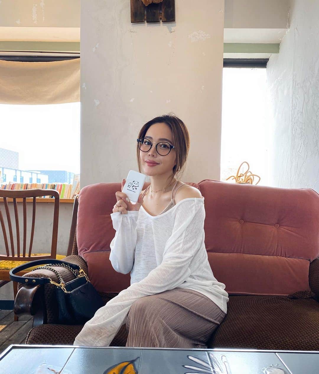 のインスタグラム：「楽天モバイルを使い始めて1ヶ月が経ちました📲  街なかどこでもスムーズにネットを使えてます♪ 通話はRakuten Linkアプリを使えば国内通話は無料🆓 快適に利用してるよ♡ ※一部対象外番号あり  気になってる方へ 少しでも参考になればと思います🫶🏽  あ、前にDMで質問いただいてた、手に持ってるお買い物パンダは高速充電器です☺️  #楽天モバイル #pr」