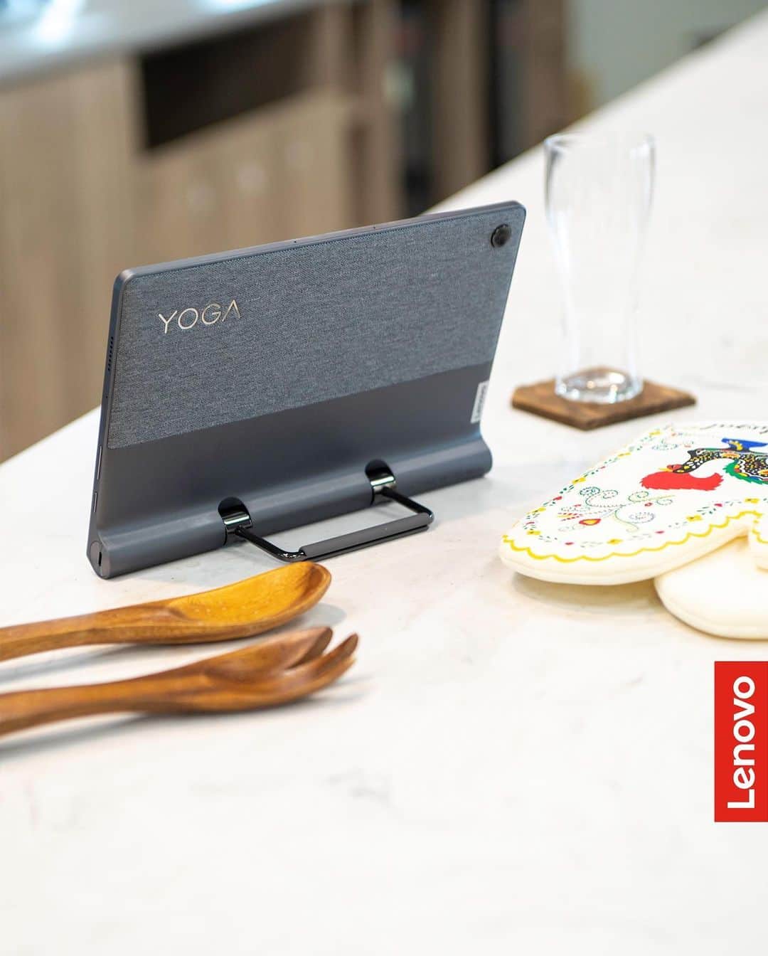 レノボ・ジャパンのインスタグラム：「〜お好みのスタイルで楽しむコンパクトタブレット〜  【Yoga Tab 11】 日常の中にスッと溶け込むタブレット。 コンパクトなサイズ感と、U字キックスタンドが日常のあらゆる場面で活躍します。 キックスタンドを動かして、タブレット、スタンド、チルト、ハングの４つのモードで使うことができます。 寝室やキッチンで準備をしながら、自由なスタイルでお楽しみください。 背面はファブリック素材のクラシックなデザインになっています。 どんな場面にも馴染み、機能性も抜群な“Yoga Tab 11”いかがですか？ ＿＿＿＿＿＿＿＿＿＿＿＿＿＿＿＿＿＿＿＿    #Lenovo #レノボ #パソコン #yoga #yogatab11 #PC #タブレット #USB #U字スタンド #google #アプリ #googleplay #超軽量 #スリム #JBLスピーカー #ファブリック素材 #日常 #コンパクト #高機能」