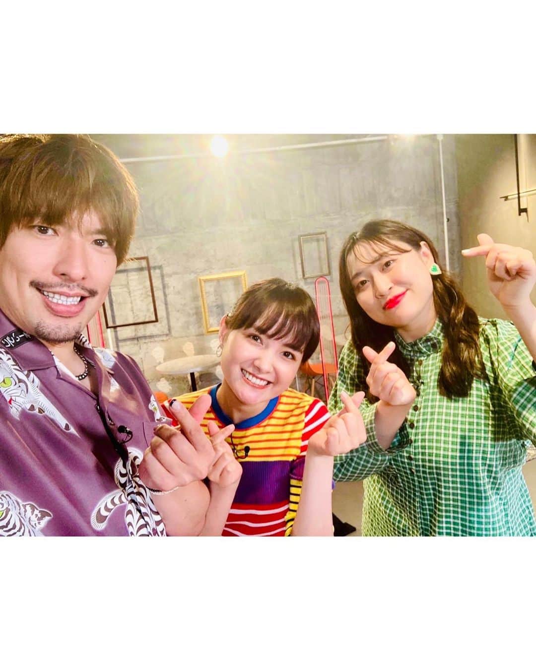 葵わかなのインスタグラム：「ABEMA「HEART SIGNAL JAPAN」  今日、10月5日22から#9が配信スタートです！  https://abe.ma/3AmzZTT  今回でついに最終回…！ どんな結末を迎えていくのか、ぜひ一緒に見守りましょう☺️  スタジオMCとして参加させていただいた今回、はじめてのお仕事に最初は緊張だったり、普段の自分にとってこういうキラキラした世界は遠いものに思えていたので、場違いじゃないかなぁとか不安でいっぱいだったのですが、韓国の素敵な街並みの中で、自分の気持ちに正直に進んでいくキャストの皆さんの姿に勇気をもらい、スタジオで#りんたろー。 さん、#丸山礼　さんと、ゲストの方とワイワイしている時間がとても楽しいものになっていました✨  短い期間でしたが、ありがとうございました〜☺️  #abema #heartsignaljapan」