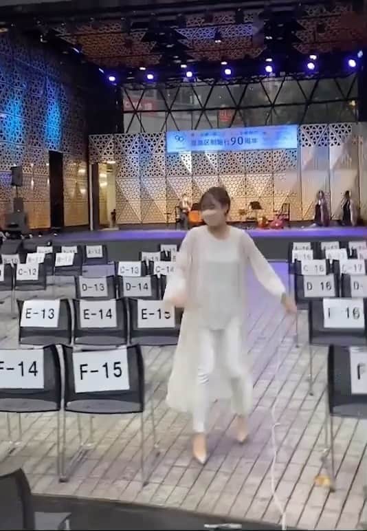 新倉瞳のインスタグラム：「Jumping at Ikebukuro Global Ring Theater   池袋グローバルリングの野外ステージに大興奮いえーい😆‼️  長谷川陽子さんからお誘い頂いたチェロカルテットのコンサート、このあと19:00からです。  雨は降ったり止んだり☔️ですが 現時点では開催予定。 雨ガッパ配布有りますが寒いのであたたかくしてお出かけください。  配信もリアルタイムですとお楽しみ頂けるそうです🎥(ストーリーズから飛んでね)」