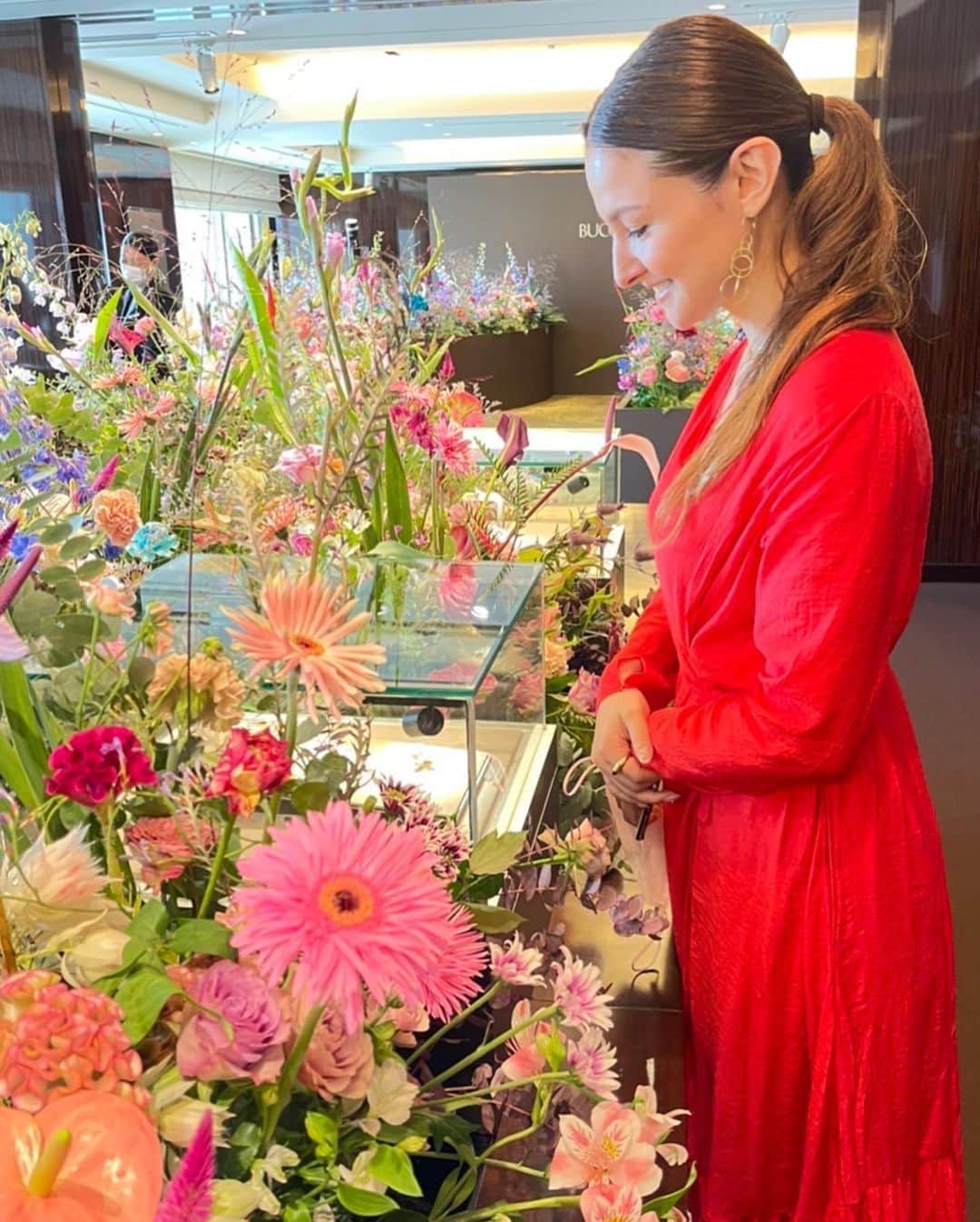 橋本麗香さんのインスタグラム写真 - (橋本麗香Instagram)「@buccellatimilan の新作を見に行って来ました。 たくさんのお花に囲まれた宝石は一つ一つが美しく光り輝いていました。 目も心も華やいだ時間でした🥰」10月5日 18時07分 - reikamaria