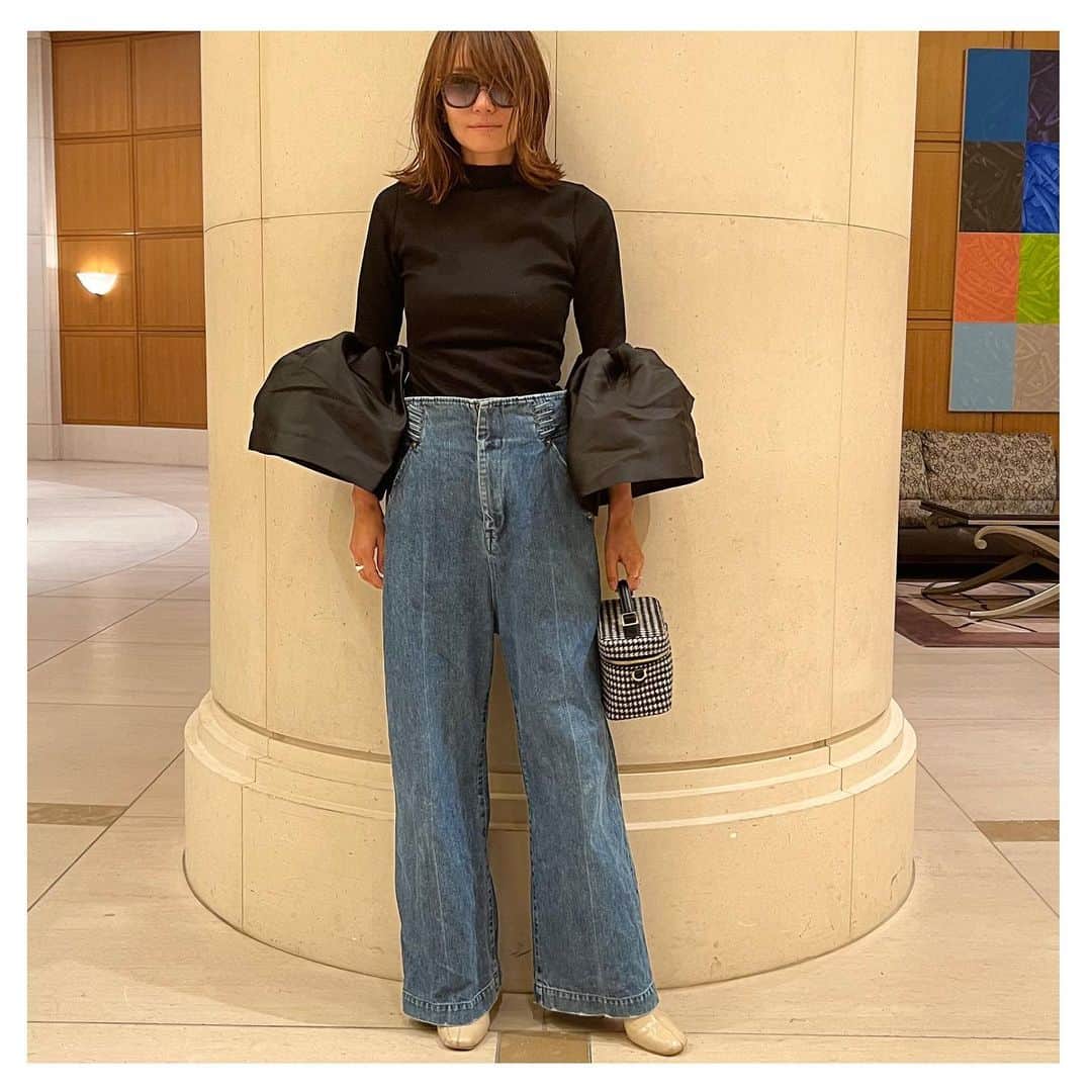 のインスタグラム：「袖がボリューミーなベルスリーブのトップス。 シンプルなデニムでも映える^_^  tops: #marquesalmeida  denim: #mamekurogouchi  bag: #coel」