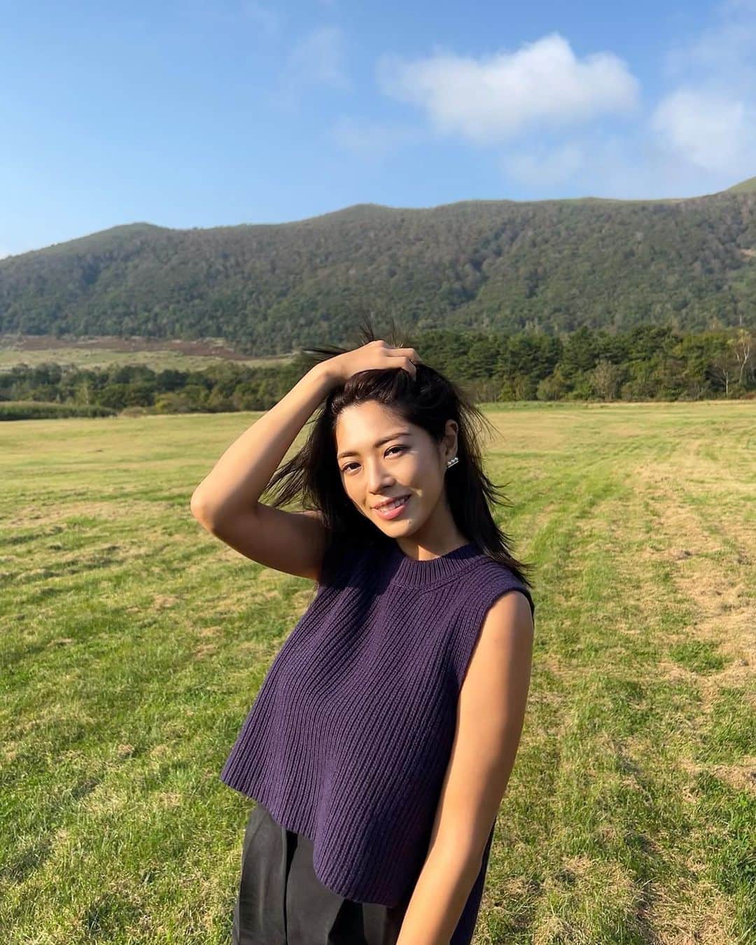 わちみなみのインスタグラム：「自然が気持ち良い🌿  @lcdc.seoul  @official_binovular   たまには紫色を着てみる🍆 かわいいブランド見つけられて嬉しいなん  さいきん花粉がすごくない。。？？  #韓国ファッション #韓国ブランド #ニットベスト」