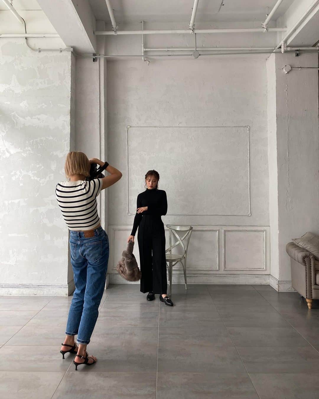 のインスタグラム：「🪟 カメラマンさんがモデルさんスタイル過ぎて。🫢 どっちが被写体〜🫣  秋のモノトーンコーデ素敵🍁 季節問わずモノトーンコーデ好き🐼  #秋服#モノトーンコーデ #staymotion#shooting#model#camera」