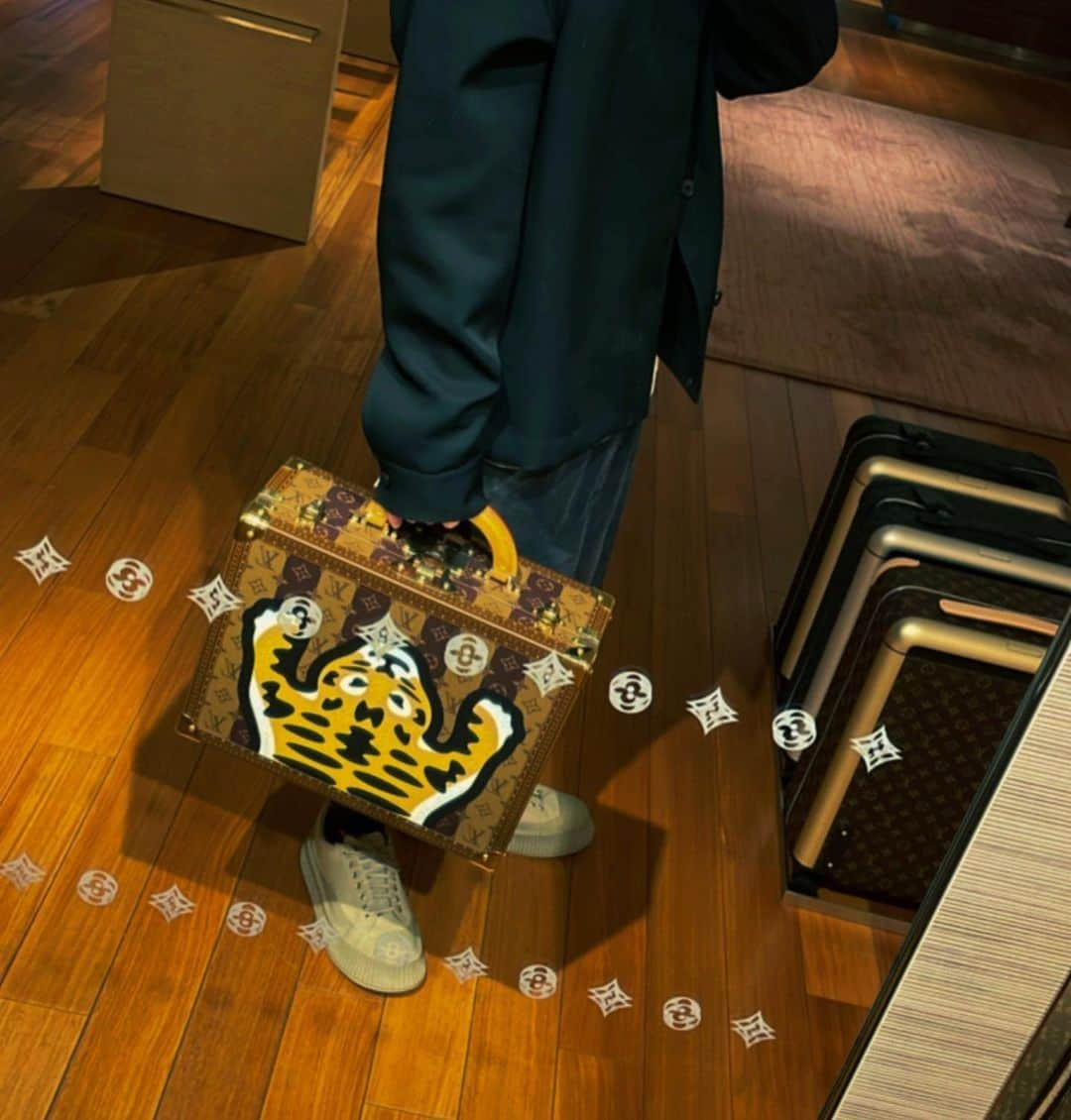 桐生レイラのインスタグラム：「1年前にオーダーしたLouis Vuitton × NIGOのトランク（コトヴィル40）やっと届いた🐯💕  インテリア増えてテンション⤴︎︎⤴︎︎😊✨  #louisvuitton #nigo#コトヴィル40」