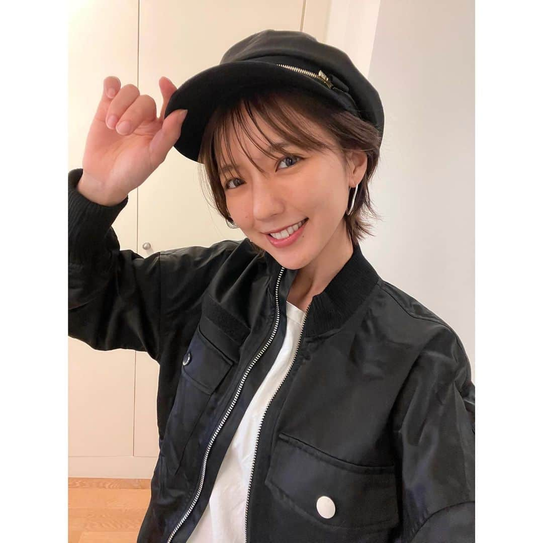 真野恵里菜さんのインスタグラム写真 - (真野恵里菜Instagram)「🖤 この間日本に帰った時にゲットしたブルゾン！ 秋って短いから着れるうちにたくさん着よっと🤭 髪はストレートアイロンを使って 軽く巻くようにちょっと癖をつけて襟足は外ハネ！ . . キャスケット @ca4la_official  ブルゾン @diagramofficial  #いつかの休日 #私服 #カジュアルコーデ  #ブルゾン #キャスケット #ca4la  #diagram」10月5日 18時47分 - erinamano_official