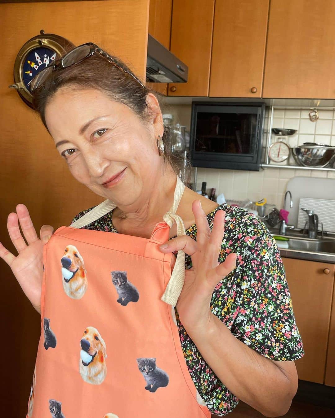 YUKAのインスタグラム：「ばぁばお誕生日おめでと〜🎂💓  ともちゃんがインスタで発見して作ってもらったNICEなエプロン👍✨ リキとななえのプリントめちゃかわ🐱🐶❣️ 私も欲しいくらい😍  これ着て毎日頑張って〜🤗  #ばぁば誕生日 #happybirthday」