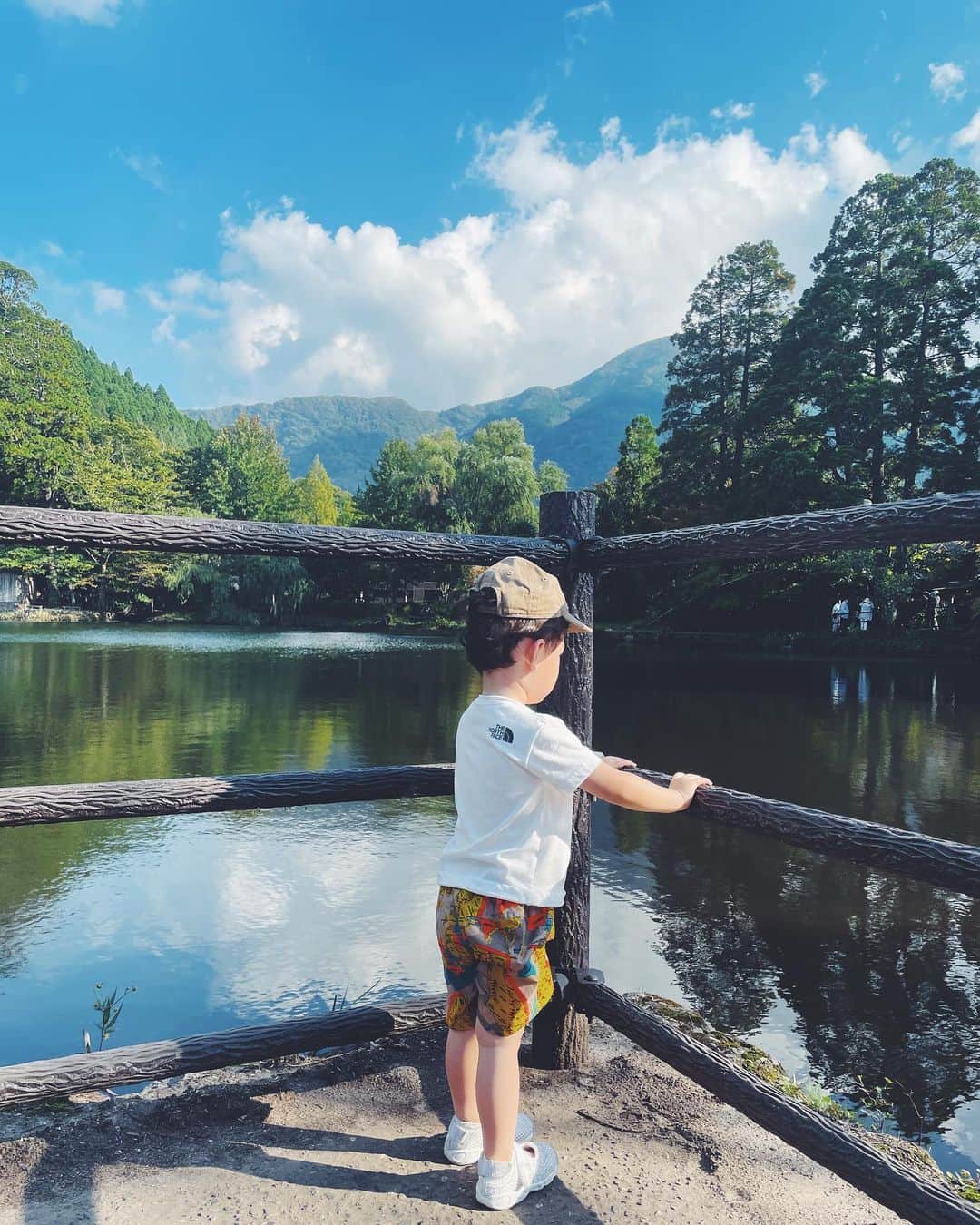 のインスタグラム：「週末、大好きな友人家族が、東京から遊びにきてくれました🥺 湯布院で待ち合わせをして、同じお部屋に宿泊。 みんなでわいわいと美味しいお食事を頂くのも、温泉でゆったりと過ごすのも本当に久しぶりで…1日だけだったけど、とてもリフレッシュできました😌 わざわざ会いにきてくれて、家族同士で仲良くしてくれる友人に感謝でいっぱいです😌❤️ 全く人見知りをしないはずの長男が、美人を目の前にして明らかに恥ずかしがっていたのには、思わず笑ってしまいましたが…😂(写真三枚目) @saya_tajima の投稿に、阿蘇や湯布院の素敵な写真が載っています😊」