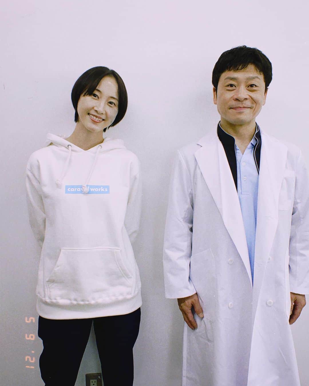 のインスタグラム：「『#よだかの片想い』撮影思い出写真  最後は教授役の三宅さんとのツーショット。 以前ドラマでご一緒して以来、とても優しくしてくださっている先輩のおひとり。 三宅さんに会えると、安心でふにゃっとしてしまいます。教授が三宅さんでよかった！  私は登壇できませんが、まだまだ舞台挨拶がありますので、そちらも、映画も、引き続きよろしくお願いします。」