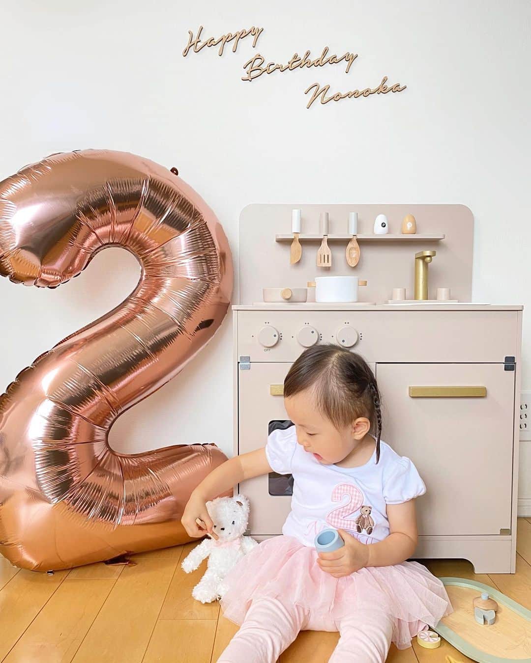 橋本まゆさんのインスタグラム写真 - (橋本まゆInstagram)「🧁Happy Birthday🧁  9月22日で2歳になりました🫧  あっという間だった1歳児🕊💕  2年前まではあんなに小さかったのに今では自分で出来る事も増えて私が手伝おうとすると「ののかがやるの！」と自分の意思もハッキリ言えるように。 嬉しいような寂しいような🥺✨  まだまだイヤイヤ期絶賛中で 「いやなの！やなの！」って体全身を使って怒ったり、泣いたりしている姿が可愛いくてついつい笑ってしまう事も☺️  毎日可愛い、そして愛おしい娘🤍 これからも元気にすくすくと育ってね🫶🏻  2022.09.22 #Happybirthday#Happybirthday2th」10月5日 12時05分 - macomyu