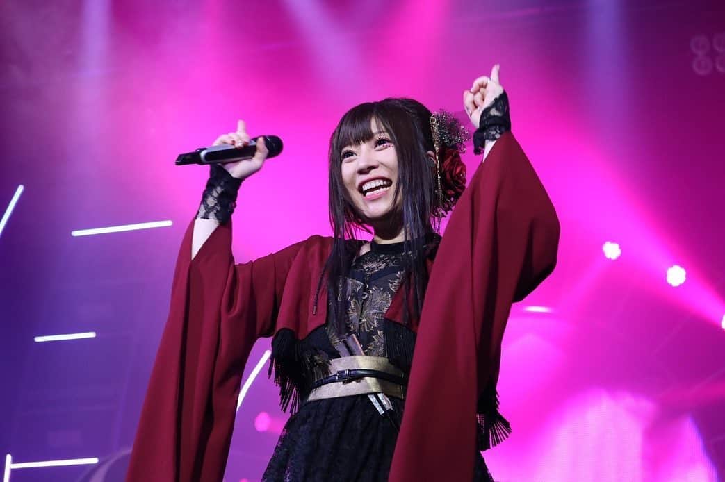 鈴華ゆう子のインスタグラム：「ファンの皆様及び関係者の皆様へ  皆様この度は多大なご心配、ご迷惑をおかけして大変申し訳ございませんでした。また発信ができる状態ではなく、ご報告が遅れてしまったこと申し訳ありませんでした。 事務所の報告の通り、私は9月18日の和楽器バンドの島根公演の後に体調不良となり、受診した島根の病院の集中治療室へそのまま入院となっておりました。 まずは東京の病院へ戻る事を目標に治療しておりましたが、医師の許可が下り先日東京の病院へ転院してくることが出来ました。  空港からそのまま病院へと移動をして、再度入院・絶対安静との指示は受けておりますが皆様のお陰で一歩前進することが出来ました。 移動の間には、久しぶりに外の空気に触れ、青空を見て、ほんの少しではありますが気分転換も出来ました。 現状では長期入院の可能性があると言われており、正常の数値ではないものの体調は母子共に安定しています。 しばらくはSNS等での発信を今まで通りには出来ないかもしれませんが、本日より、少しずつにはなりますが自身の言葉で皆様へ気持ちを伝えていきたいと思っています。  入院の日から今日まで、多くの方々から温かいメッセージを頂き、今一つ一つしっかり受け止めて読ませていただいております。 そしてバンドメンバーや、支えてくださっているチームスタッフや関係者の皆さまにも、ご迷惑をおかけして申し訳ない気持ちでいっぱいです。私の音楽人生を振り返ると、動きを止めたのは初めての事でした。 しばらく出雲の国で、自身を整理する時間をいただいたようでした。  多くの方々への感謝の気持ちを胸に、またステージに戻れる日まで、しっかりと治療に専念させていただき、必ず皆様の元へ鈴華ゆう子の歌をお届けしますので、どうか待っていてくださると光栄です。  まだまだ言葉にしていきたいことはありますが、取り急ぎご報告とさせていただきました。  2022年10月5日 鈴華ゆう子  ※写真は、 #ボカロ三昧大演奏会2 より。   #鈴華ゆう子  #和楽器バンド」