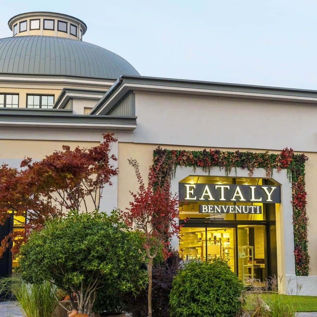 のインスタグラム：「Ciao Eataly Verona 👋 Eatalyファミリーへようこそ！ イタリアの新しい店舗は、かつてヨーロッパ最大の貯氷庫であった「ラ ロトンダ」と呼ばれる史跡内にある 11,000平米を超える広さで10月5日にオープンします。 Eataly Verona には、何千もの高品質の食材が並ぶ広大なマーケット、店内工房の 6 つのカウンター、クッキングスクール、地元料理や季節料理に触発されたフルサービスのレストラン - Agricolo があります。 Eataly Verona は芸術に専念しており、企画展を主催する財団 Eataly Art House - E.ART.H. の拠点でもあります。 #eatalyverona #eatalyarthouse #eataly #イータリー」
